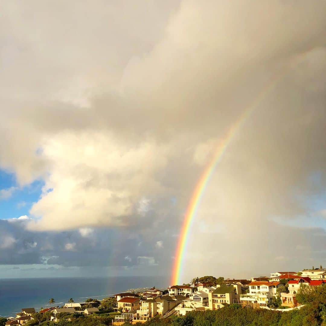 マキ・コニクソンさんのインスタグラム写真 - (マキ・コニクソンInstagram)「ハワイからおっはよ！ うちの方は朝に雨が降ったから虹が出たーーっ！それもダボー🌈🌈！朝から幸せな気分！虹を見るとなんでこんなホッコリした気分になるんだろう。😊 虹のように人をハッピーに出来る人になりたいっ！😊まさに目指せ虹ちゃん！ 今日もお互いヤル気スイッチ入れて有意義な一日を過ごそうね！😄 #ハワイのおすそ分け🤙🏼 #虹見ると自然と笑顔になってモヤモヤが解消するんだよねー！#☀️+☔️=🌈=😄#ヤル気スイッチは自分で入れるもの！💪🏼」9月22日 3時44分 - makikonikson