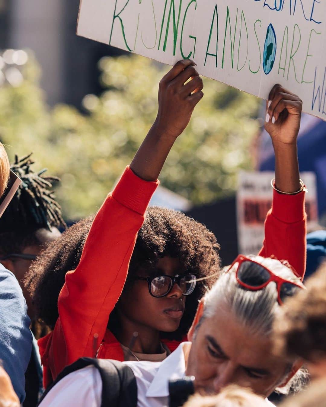 The New Yorkerさんのインスタグラム写真 - (The New YorkerInstagram)「For the past 40 Fridays, the 14-year-old protester Alexandria Villaseñor has sat outside of the U.N.—in wind, in rain, and in a subzero sleeping bag during a polar vortex—to demand action on climate change. Yesterday, she had company: more than 3 million people participated in a #ClimateStrike that spanned 156 countries. Villaseñor, who is one of the youngest organizers of the strike, took the stage in Battery Park, where a crowd of 250,000 had gathered, to introduce her friend Greta Thunberg, whom she called “an icon of our time” and “the nicest, kindest, most humble person I ever met.” Tap the link in our bio to read more. Photographs by @edeani for The New Yorker.」9月22日 3時49分 - newyorkermag