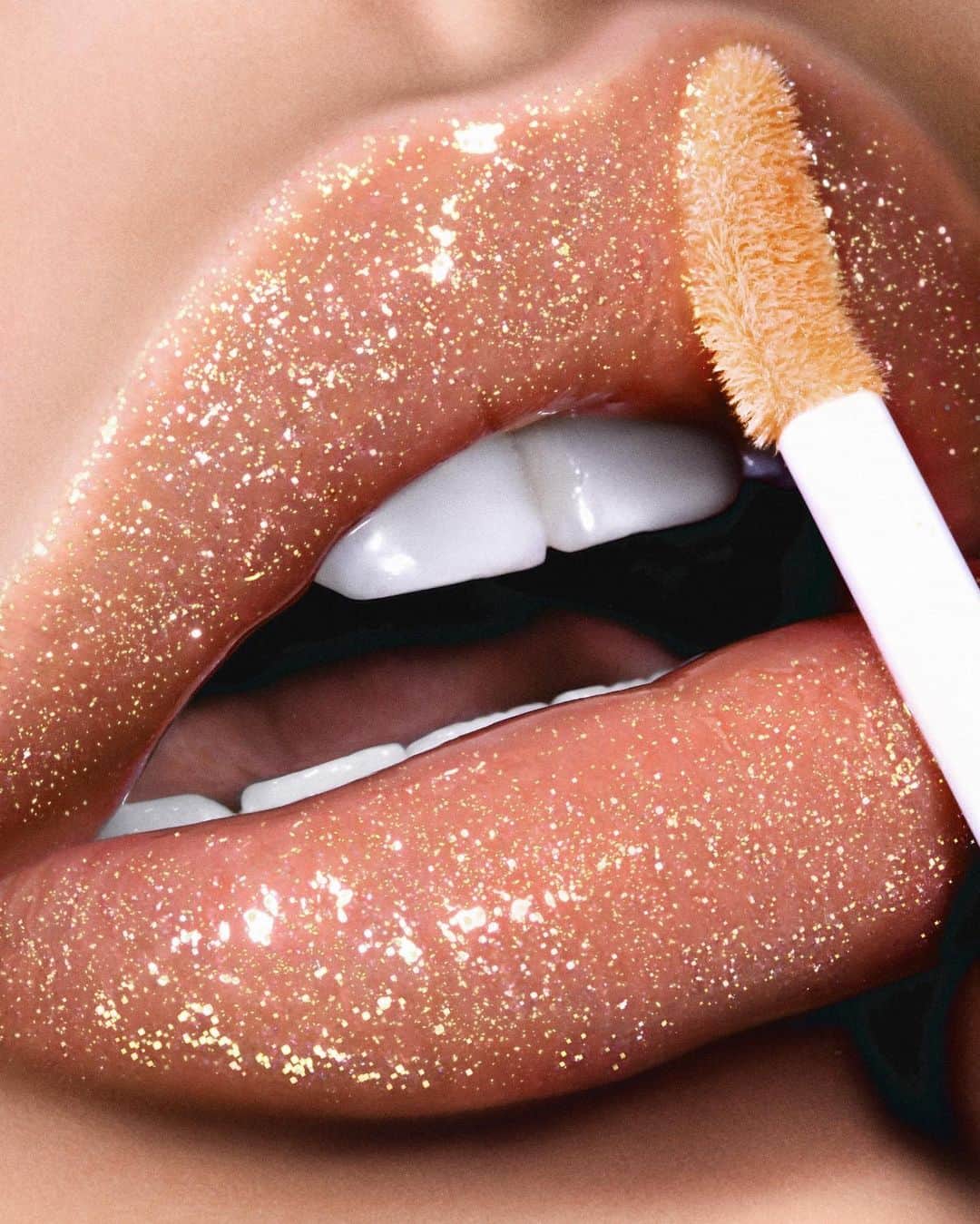 パット・マグラスさんのインスタグラム写真 - (パット・マグラスInstagram)「IS YOUR KISS GOLDEN? ⚡⚡⚡ #TurnYourLipsOn with LUST: Gloss in 'BLITZ GOLD' - a glistening 24 karat gold shimmer ⚡⚡⚡ KISS the FUTURE today at PATMcGRATH.COM and @sephora.  POWER POUT by  @rebellebeautyx」9月22日 3時53分 - patmcgrathreal