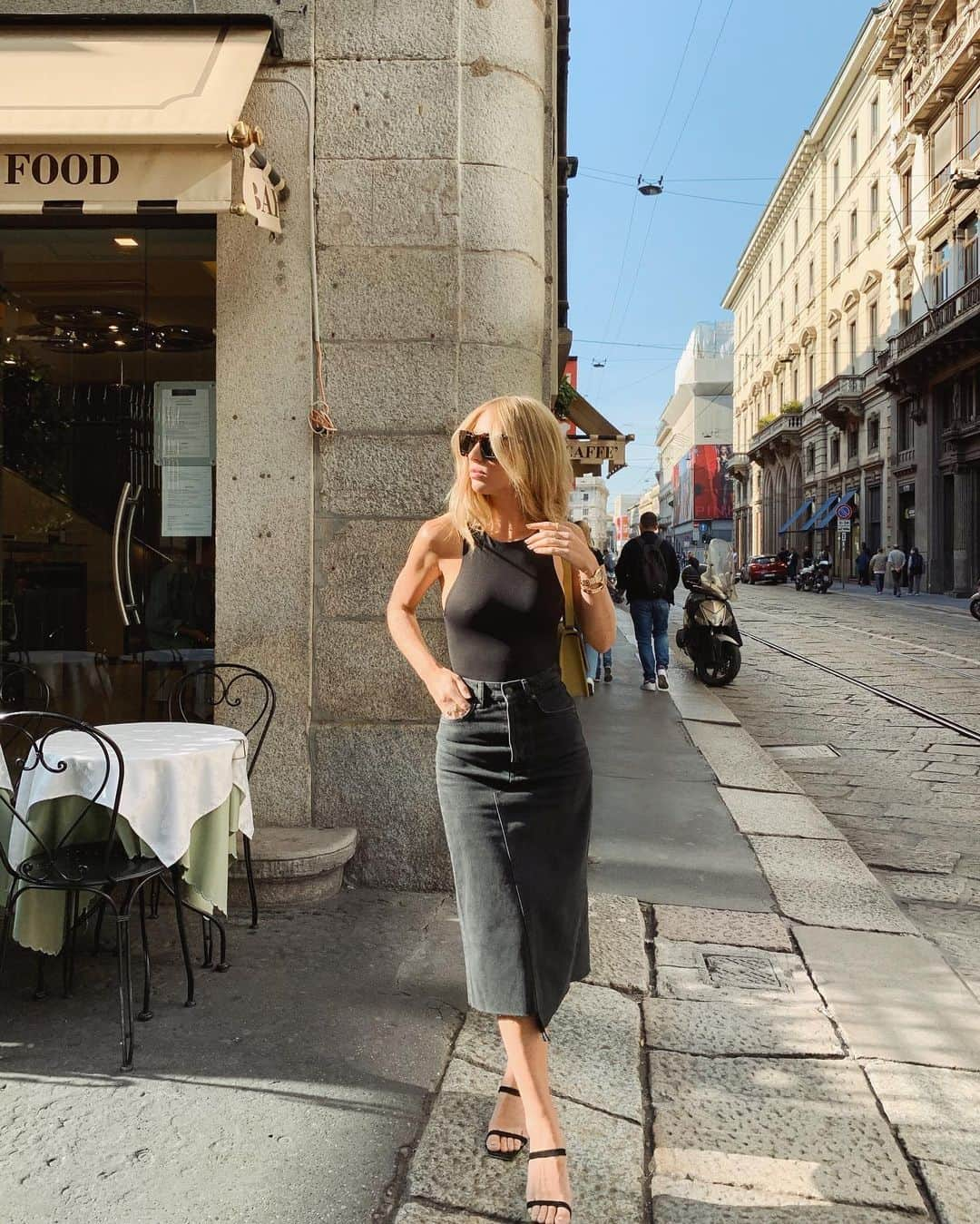 Carin Olssonさんのインスタグラム写真 - (Carin OlssonInstagram)「@Rosiehw made me do it. Bought both my first ever denim midi skirt and this top 24 hours after I saw it on her Instagram - and I never thought I would own either of these items 🙈 Whoever said Instagram influence doesn’t work owes me 53€ 😂」9月22日 4時01分 - parisinfourmonths