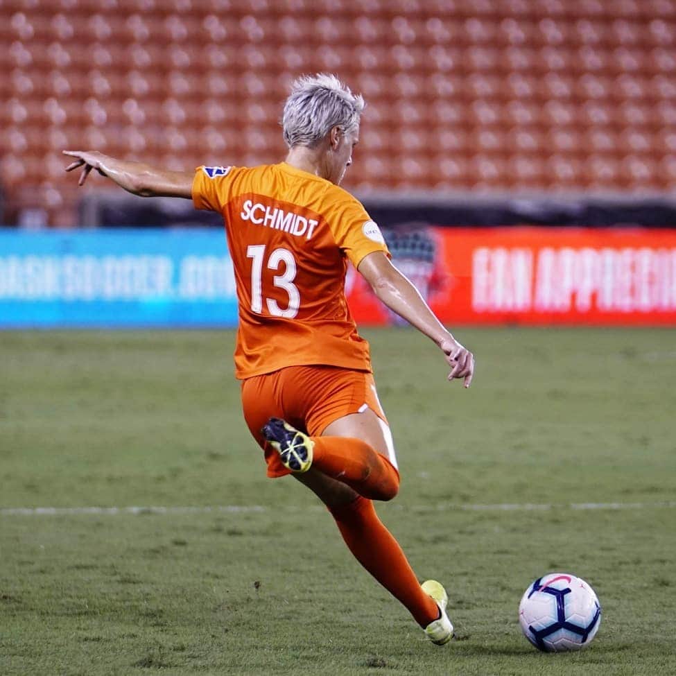 ソフィー・シュミットのインスタグラム：「🍑 of a day to do what I love! Game day! 📺 Catch it on Yahoo sports vs Portland Thorns . . 📸 @michaelcx」