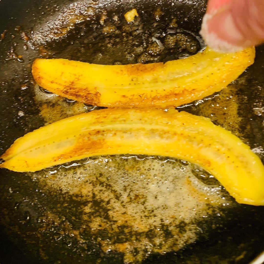 一条もんこさんのインスタグラム写真 - (一条もんこInstagram)「真夜中ひとりスパイス祭り。  スパイス香る焼きバナナ♡  バナナ1本 半割 バター10g はちみつ 小1 塩 ひとつまみ コリアンダー 小1/2 クローブ粗挽き ひとつまみ  バターでバナナを焼き付けて、はちみつと塩を加えて絡めます。 仕上げにスパイスを散らして完成。うまし(〃ω〃)♡ ひとつまみの塩がグンと美味しさを引き立てます♫ #スパイス#スパイス料理#スパイス菓子#レシピ#簡単レシピ#料理#スパイス有効活用#コリアンダー#クローブ#バターソース#バナナ消費#カレー#デザート#レシピ#簡単レシピ#ひとつまみの奇跡#コリアンダーって万能#一条もんこ」9月22日 4時04分 - monko1215