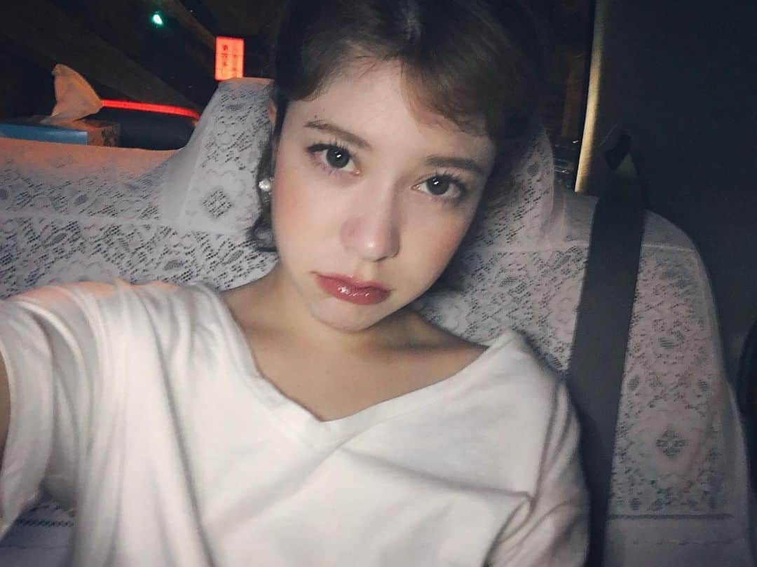 のインスタグラム：「なんだか最近疲れが取れないい…😂湿度のせいで偏頭痛もきつい…😢 #季節の変わり目 #偏頭痛 #三連休 #夏服 #ootd #ワンピース #コーデ  #ヘアカット #メイク #白ワンピ #カジュアルコーデ #サロンモデル #ハーフ顔 #撮影依頼募集中 #サロンモデル希望 #ショートヘア #ショートボブ #旅行好きな人と繋がりたい #タビジョ」