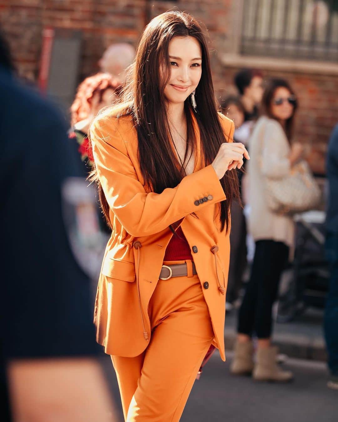 のインスタグラム：「MFW Street Fashion Style Thx @honey_lee32  미쳤오 . 이렇게 이쁘기 있습니까?:) 배우 이하늬님 . . #写真 #outfitideas #styleoftheday #ファッション #フォトグラファー #instafashion #파리 #東京 #서울패션위크 #sfw #오오티디 #nyc #koreafashion #패션그램 #womenswear #nyfw #데일리그램 #outfit #ootd #street #streetfashion #streetphoto #가로수길 #이하늬 #이하늬패션 #스트릿패션 #모델 #wiwt #nyfw #pfw」