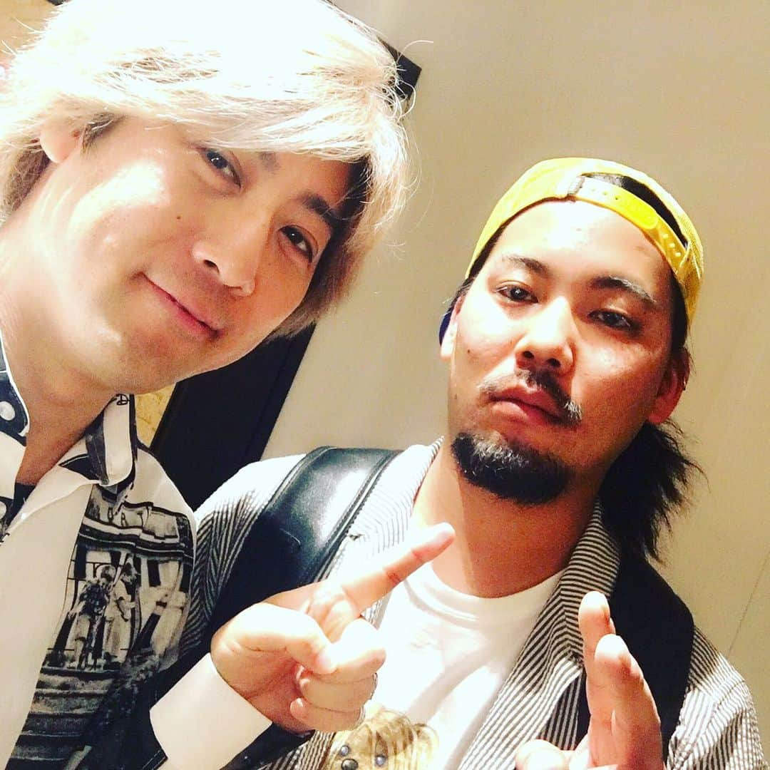 Shinnosukeさんのインスタグラム写真 - (ShinnosukeInstagram)「ZETSUBOU FUNK レコーディング日のオフショット4。ドラマーの寿司山と🥁この顔（笑）彼はいつもはエンジニアもやるとの事でプリプロの段階からミックスを踏まえた音作りしてくれて知的なドラマーさんでした。手数の多さも良い塩梅で好みのフィル！カップリングでは一転ムーディーなグルーヴを叩いてくれて感謝！ありがとうね👍  #buzzvibes #極寿司炎 #drums #groove」9月22日 15時00分 - shinscapade