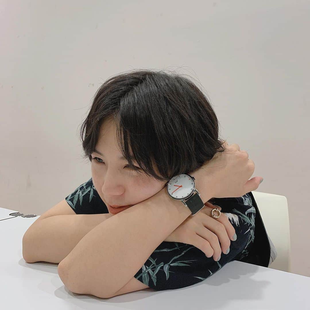 光永さんのインスタグラム写真 - (光永Instagram)「メンズライクコーデ載せます👦🏻 時計は大好きな @nomonday_jp さんから頂いたんです。🥺💗💗 オレンジ針がチャーミングで合わせやすくて、めちゃくちゃ付けてる。 . 時計：#nomonday アロハシャツ：#harajukuChicago  ベストバッグ：#senseofplace  パンツ：#7THINGS サンダル：#fashionaddict . ずっとベージュが似合うと思ってたんですけど、ここ最近はグレーばかり見てしまいます。 パーソナルカラーで服選びはしないけど、自分のカラーはちゃんっと調べに行きたい🤔🤔🤔 . . #メンズライク #ボーイッシュ #coordinate #ノーマンデー#腕時計#時計#手元倶楽部 #センターパート  時計ゲットされる方はぜひ↓ 10%OFFクーポンコード『10hinata06』」9月22日 13時41分 - hinata_official__