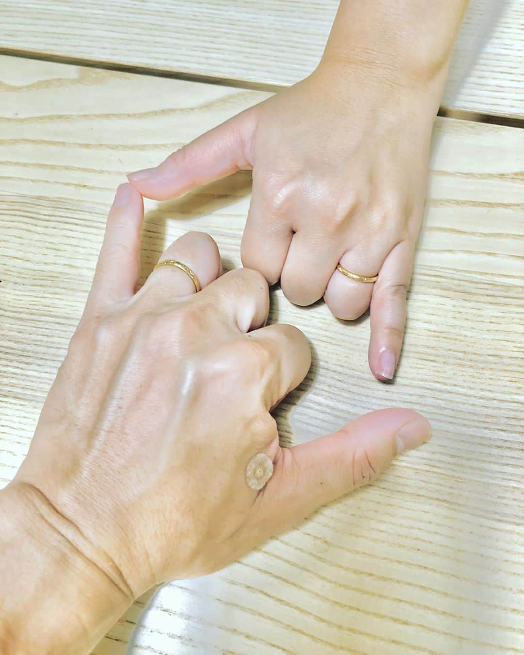 のインスタグラム：「人間誰もが歳をとり 肉体も衰えていく  酒が抜けるのも遅くなり こうして 見事二日酔いにもなる…（笑）  若さという魅力は確実に沢山あるね〜  でもこうして 好きな人と一緒に歳を取っていけるのは 本当にしあわせだ  ニコ誕生日おめでとう いつも変わらぬ愛をありがとう  LOVE  #happybirthday  #9月22日 #mylove  #集まってくれた仲間達もありがとう」