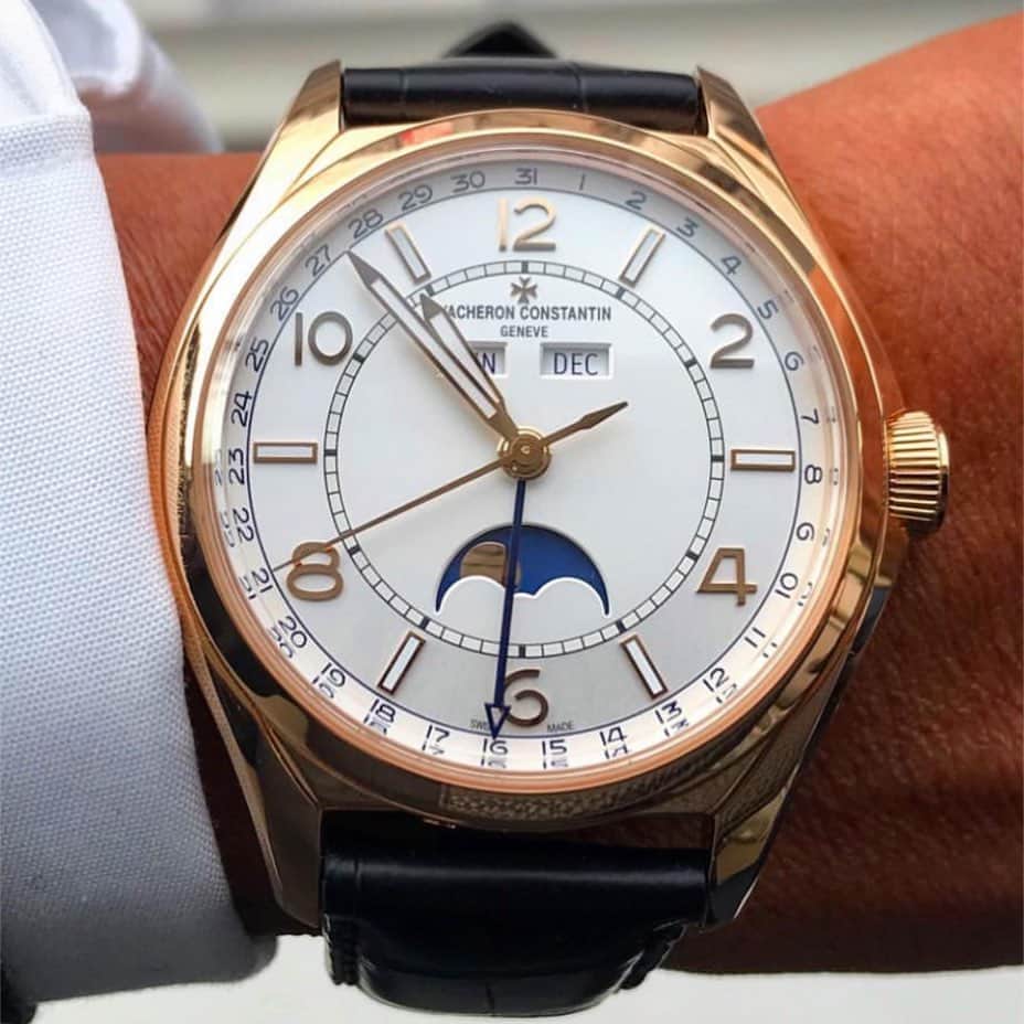 干場義雅さんのインスタグラム写真 - (干場義雅Instagram)「今日は、腕時計のトークイベントだから一番お気に入りの「VACHERON CONSTANTIN（ヴァシュロン・コンスタンタン）」のフィフティーシックスで。ヴァシュロン・コンスタンタンは、1755年に創業し、260年にわたり一度も時計作りを中断したことがない時計製造の分野で世界最古のブランドです。 ＝＝＝＝＝＝＝＝＝＝＝＝＝＝＝＝＝＝＝＝＝＝＝＝＝ 特徴は世界で一番の複雑機構を作れる高度な技術があること。ケースはもちろん、内側にある複雑な機構や部品も、すべて美しく磨かれて作られているのが特徴です。言ってみれば人間の心臓を職人が作り出し、それを１点１点綺麗に磨いて組み上げられているのです。完璧な腕時計を作っているのに自分たちが世界一だと宣伝したり、言わない控え目な美学やエレガンスがあるのも好きな部分のひとつ。古くはエリザベス女王が王妃の時代に、ジュネーブ政府から贈呈されたのもヴァシュロン・コンスタンタンでした。その腕時計はダイアナ妃にも受け継がれたのも、知る人ぞ知る事実。スイスのジュネーブにある本社には、ヘリテージ・デパートメントがあり、260年前に作られた時計のデータやブランド歴史がすべて保存されているので、例え時計が壊れてもすべて修理が可能なのも見逃せないポイントです。 ＝＝＝＝＝＝＝＝＝＝＝＝＝＝＝＝＝＝＝＝＝＝＝＝＝ そんなヴァシュロン・コンスタンタンには、名作がいろいろあるのですが、去年登場し、スーツが基本の干場スタイルの最後の仕上げの一本として手に入れたのが、この「フィフティーシックス」です。1956年に誕生した自動巻き腕時計からインスピレーションされたものです。マルタ十字から着想を得たラグ、ボックス型風防、分割表示タイプの文字盤、ケースの窪みにリュウズを収納する独特のスタイルなどのデザイン面もさることながら、ジュネーブシールという保証がつくムーブメントまで、徹底的に美しく作られています。写真のものは、高精度ムーンフェイズのコンプリートカレンダータイプ。普通のムーンフェイズは、59個の歯車で3年で1日の誤差が生じてしまうのに、この高精度ムーンフェイズは132個の歯車で、な、なんと122年に1日の誤差という驚異的な精度を誇っているのです。素材は18金ピンクゴールド。ケース径は40mm。厚さは11.6mm。自動巻きのキャリバー2460で3気圧防水（30m）。パワーリザーブは40時間。 ＝＝＝＝＝＝＝＝＝＝＝＝＝＝＝＝＝＝＝＝＝＝＝＝＝ 高額ですが、職人たちの高度な技術、そして芸術性と希少性、時代を越えるタイムレスな美しさ、そして今後何十年先に壊れても、絶対に直せるという技術力……。そして今までの歴史、人間を一から作りあげているようなもんだと考えれば、この腕時計の価値がわかっていただけるはず。見た目はクラシックな顔をしてるけど、最先端の技術を内蔵したフィフティーシックス。本質は残しつつ、進化はさせる。スタイルは変えないけど、時代によってアップデートしていく、まさに現代的な紳士のための腕時計なのです。 ■■■■■■■■■■■■■■■■■■■■■■■■■■■ #SIHH2019 #干場義雅 #yoshimasa_hoshiba  @yoshimasa_hoshiba #milano  #milanocollection2019  #pitti #pittiuomo  #pitti2019 #時計 #腕時計 #機械式腕時計  #機械式時計 #高級機械式腕時計  #vacheronconstantin  #ヴァシュロンコンスタンタン  @vacheronconstantin #フィフティーシックス #FIFTYSIX #FORZASTYLE @forzastylecom  #FORZASTYLE #fashion #coordinate #menswear #ootd #ootdshare #ootdfashion #instagoodl #mensstyle  #mensfashion」9月22日 13時48分 - yoshimasa_hoshiba