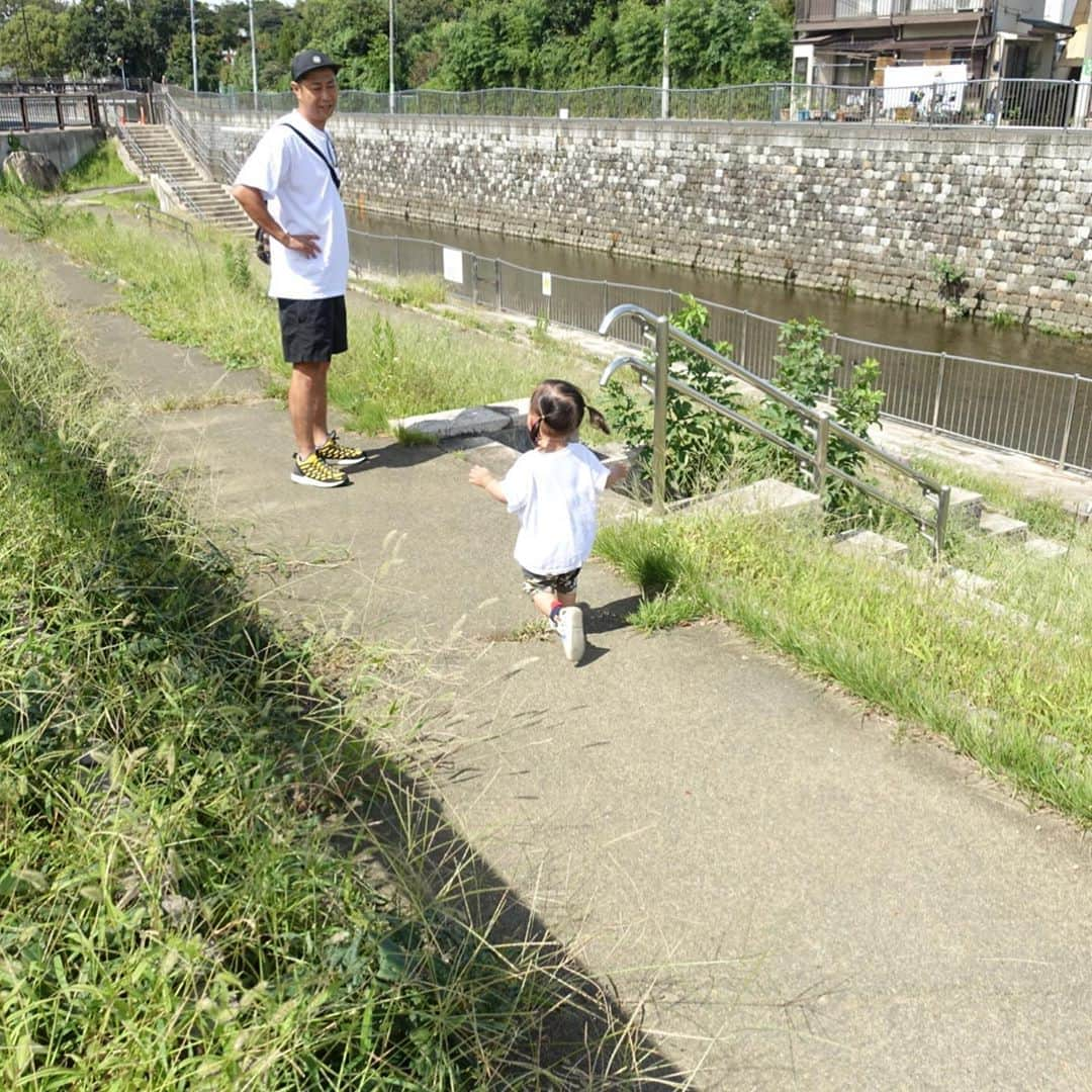 尾形貴弘さんのインスタグラム写真 - (尾形貴弘Instagram)「仕事前の至福の時間！！！ ママは毎日だから大変みたいだけどパパはイヤイヤさくちゃんもかわいいぞ！！！ って言うと怒られるかな。。。 #柴犬大好き #柴犬マニア  #愛犬  #赤柴 #しばけん  #しばちゃん  #しばいぬ大好き  #shibainu  #shiba_snap  #犬ばか部  #いぬばか部 #ミク #三九 #39 #パンサー尾形 #イヤイヤ期  #赤ちゃん #赤ちゃんのいる暮らし #赤ちゃんと犬 #1歳6ヶ月 #1歳半 #サンキュー #ママリ #ベビフル」9月22日 13時45分 - miku3_miku_9