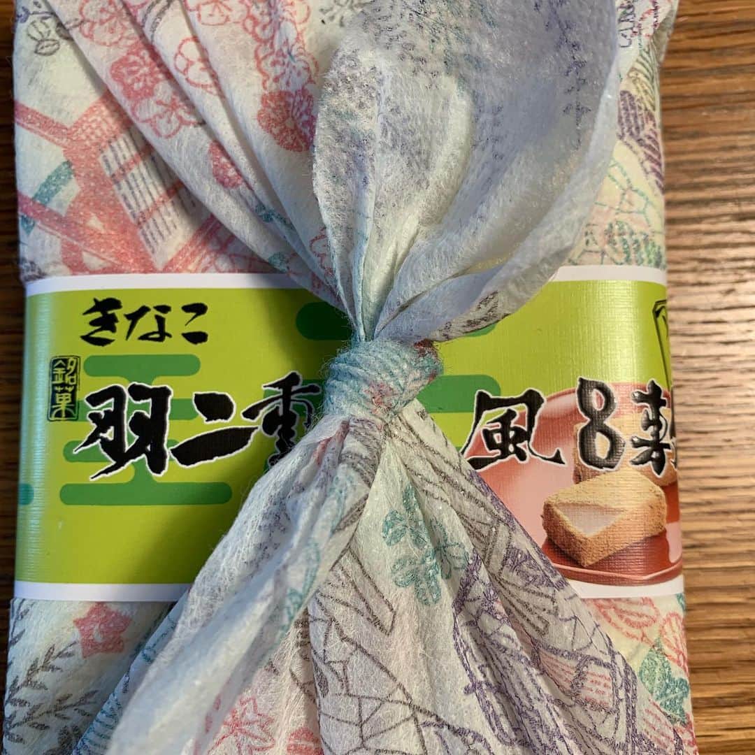 倉野麻里のインスタグラム：「お土産第2弾。 福井の羽二重餅。 安定の美味しさ💕  #fukui #habutaemochi #japanesesweets #mochi」