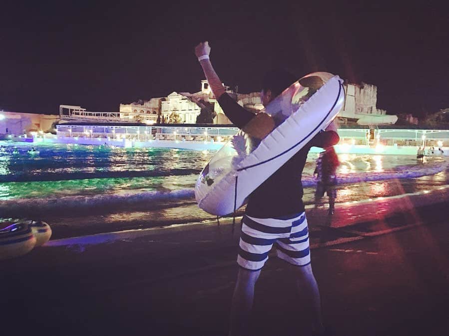 のインスタグラム：「人生初のナイトプール🌙﻿ ﻿ 寒かったけど、夏らしいことができました。﻿ ﻿ すっかりハロウィーン仕様🎃﻿ 季節の移ろいを感じます。﻿ ﻿ ﻿ #ラグーナ蒲郡 #愛知 #蒲郡 #ラグーナ #ラグナシア #ナイトプール﻿ #メーテレ #ドデスカ #上坂嵩」