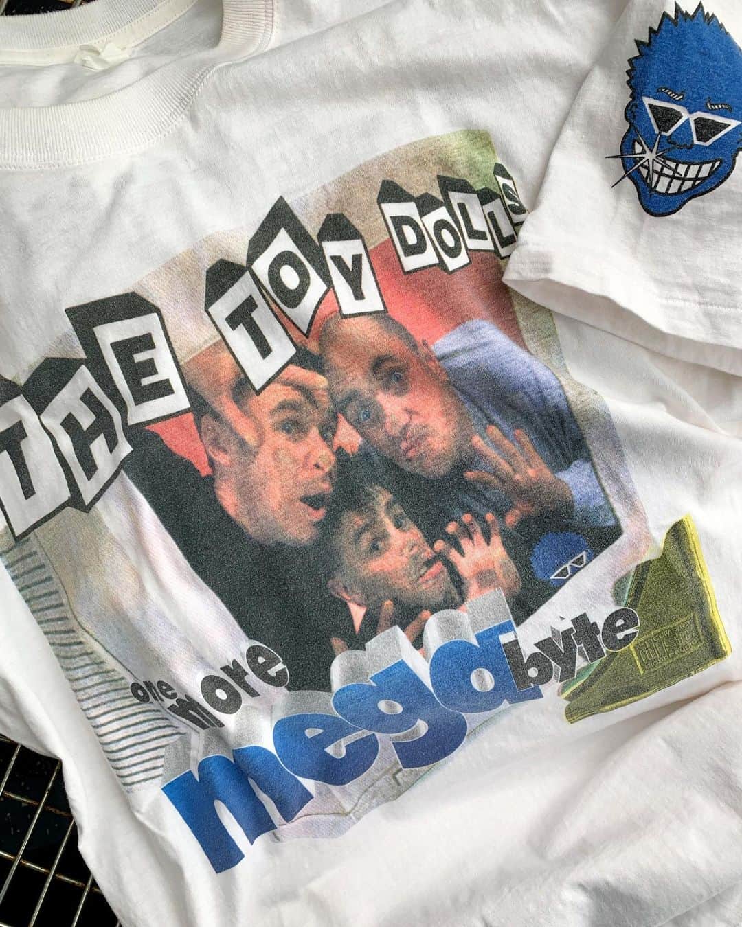 のインスタグラム：「NEW ARRIVAL! [#jammru_tee] '97 THE TOY DOLLS . 通販も可能です。 お問い合わせはお電話で承ります。 . #お問い合わせはお電話で承ります #jammru #osaka  #fashion  #streetstyle  #streetfashion  #vtg  #vintage  #used  #usedclothing  #古着 #古着屋 #ファッション #70s #80s #90s #vintageshirt#Tshirt#tee#vintagetshirt#rocktshirt#bandtshirt#thetoydolls」