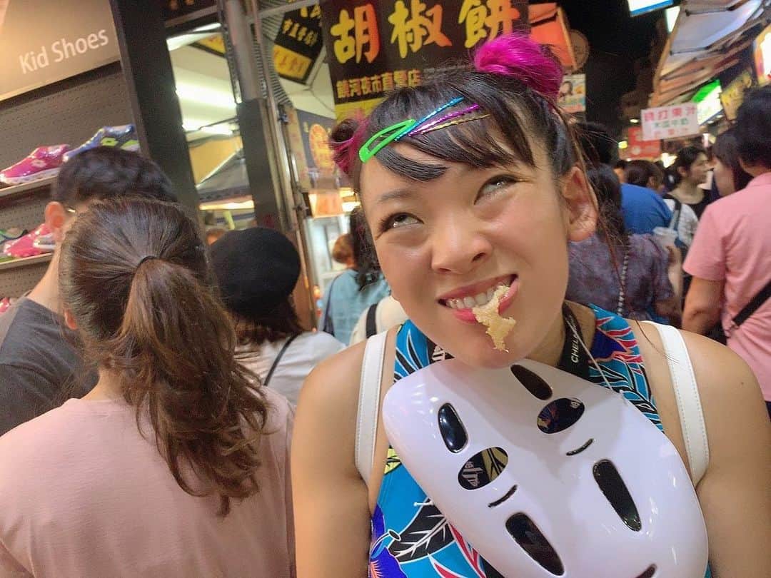 竹中夏海さんのインスタグラム写真 - (竹中夏海Instagram)「台湾珍道中！ 指原さんがあまりにも終始ハイパーコンダクター屋さん過ぎたので、つぎもまったく同じコース回りたい🥺 それ用メモ✍️ ・ 【1日目】 2枚目 小籠包キメに京鼎小館へ。 日本の中華より薄味で美味しくてばくばく食べちゃう。 小籠包も熱いことをエンタメとしてないらしく食べやすい温度。 ・ 3枚目 タピオカキメに迷客夏へ。 私はいつも無糖なので3人から「味がしねぇ！」と言われました。 ・ 4枚目 足裏マッサージ🦶 おじたんとマブになりましたかぁいいねぇ ・ 5枚目 千と千尋の神隠しの舞台といわれてる九份へ。 観光客が多すぎてここ日本？てなるけど、 九份茶坊てお茶屋さんは絶景なうえにゆったりできてみんなで夕焼けを見たりした。 指原さんがちょっとセンチメンタルな気分になりふと横を見ると、梅干しの種をいまにも口から出そうとしてるフワちゃんが目に入り萎えてた。 ・ 6〜10枚目 夜は士林市場へ。 指原さんおすすめのトマト串にフワちゃんがハマりすぎて、追加でもう一本、 さらにホテルで食べる用にもう二本買い、 「そこまで勧めてはない」と引かれてた。 胡椒もちとフライドチキンは並ぶけどおいし！ あんかけの煮麺とコロコロしたひとくち餃子は並びもしないしおいし！」9月22日 14時04分 - tknkntm