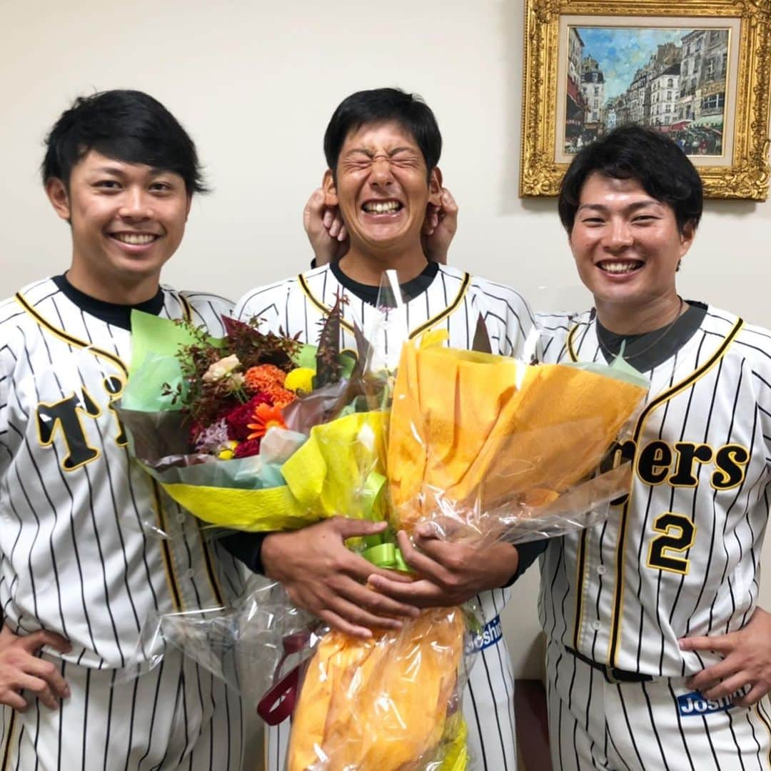 阪神タイガースさんのインスタグラム写真 - (阪神タイガースInstagram)「先ほど、横田選手が、今シーズンで引退する事を発表しました。ファンの皆さまへメッセージです。 #横田慎太郎 選手 #引退発表 #ファンの皆さまへ 会見には#髙山俊 選手、#北條史也 選手がサプライズで花束贈呈💐 #たくさんの勇気をもらいました ✨ #ありがとうございました ！」9月22日 14時25分 - hanshintigers_official