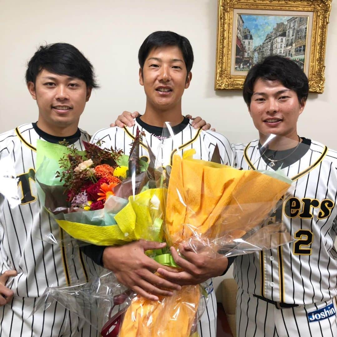 阪神タイガースさんのインスタグラム写真 - (阪神タイガースInstagram)「先ほど、横田選手が、今シーズンで引退する事を発表しました。ファンの皆さまへメッセージです。 #横田慎太郎 選手 #引退発表 #ファンの皆さまへ 会見には#髙山俊 選手、#北條史也 選手がサプライズで花束贈呈💐 #たくさんの勇気をもらいました ✨ #ありがとうございました ！」9月22日 14時25分 - hanshintigers_official