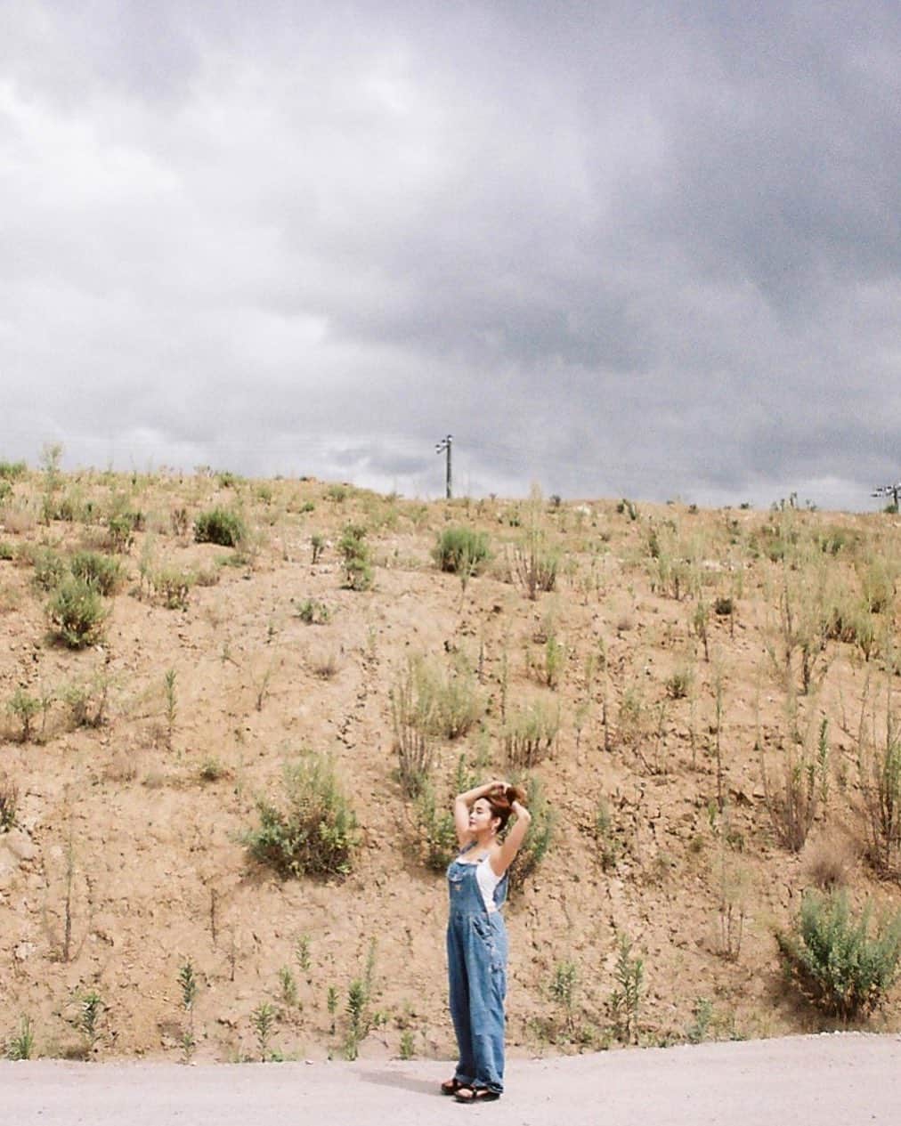 のインスタグラム：「𝘽𝙚 𝙘𝙖𝙧𝙚𝙛𝙪𝙡 𝙤𝙛 𝙩𝙝𝙚 𝙩𝙮𝙥𝙝𝙤𝙤𝙣🌪⚡️⚡️﻿ ﻿ フィルムカメラで撮る写真は﻿ デジタルようにその場では確認出来ないから﻿ どんな写真になるか現像するまで﻿ その都度ワクワクする。﻿ いつも素敵な写真をありがとう！﻿ 📸 @yuumurata」