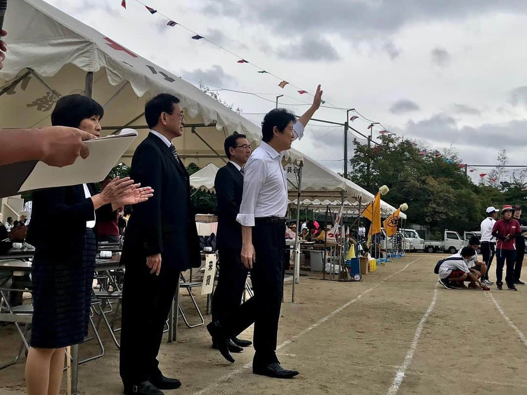 足立康史さんのインスタグラム写真 - (足立康史Instagram)「昨日は、朝一番の新幹線で帰阪し、能勢温泉の会議室で後援会役員会。夕方には再び上京し、日本若者協議会のパネル討論。https://youtu.be/tp0cX17DDWU 玉木雄一郎代表や森信茂樹先生とマイナンバーと給付付き税額控除について議論しました。  今日は、彩都西地区敬老会、清渓スポーツ大会、白川地区敬老会、そして地元茨木地区敬老会でお祝いを申し上げました。」9月22日 14時29分 - adachiyasushi