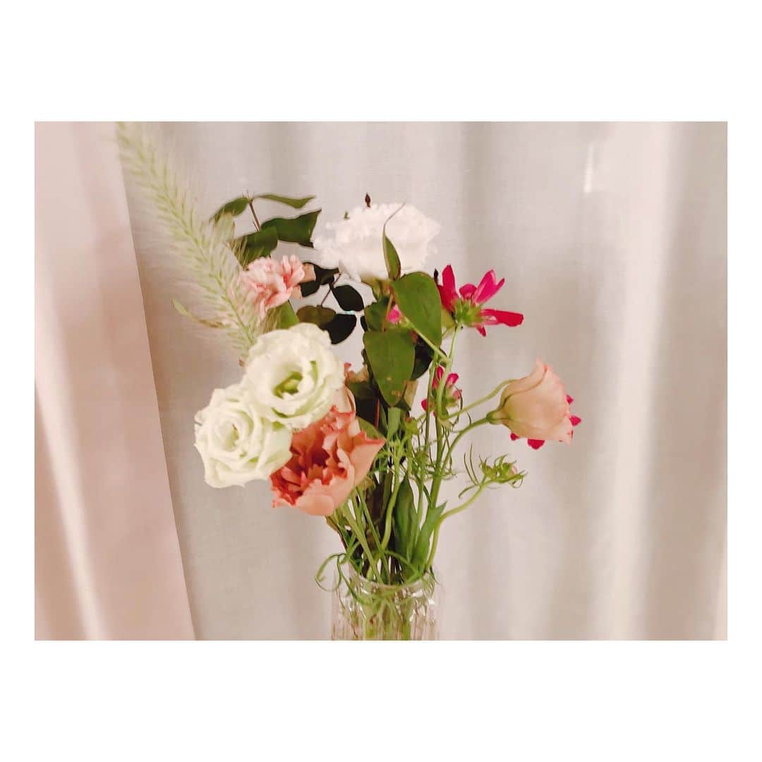 トリンドル玲奈さんのインスタグラム写真 - (トリンドル玲奈Instagram)「久しぶりにお花飾ってみた☺︎ ﻿ ﻿ 花瓶もかわいいの買えた🌱」9月22日 14時41分 - toritori0123