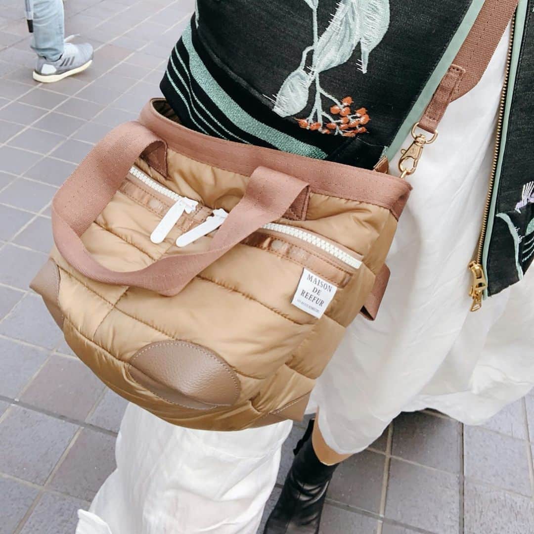 早坂香須子さんのインスタグラム写真 - (早坂香須子Instagram)「今回の旅で実感した  @maisondereefur × @lesportsacjapan  のポシェットの実力。  私は新幹線のチケットとか、大事なものをすぐ見失ってしまう困った人ですが、あれ？どこやった？ から解放されました。笑  滞在したホテルでも、お散歩に、朝食に、サウナ行く時などにも大活躍。  最高なのは、その空気のような軽さ☁️ メゾンドリーファー代官山店で販売中です。  開店の日から思い出深い代官山店。最終日の29日まで、通いますよ🌈✨ #メゾンドリーファー代官山」9月22日 14時41分 - kazukovalentine