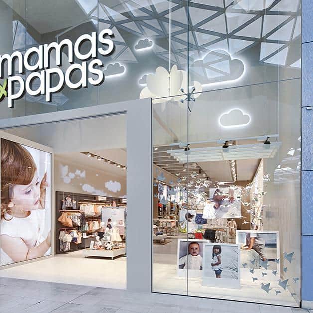 Mamas & Papas Japanのインスタグラム：「みなさん、こんにちは。  今日は皆さんに大切なお知らせがございます。 Mamas & Papasの日本におけるパートナーが現行の運営会社から新会社に移行し、それに伴いオンラインショップおよび五反田TOC内にある公式ショップを一時的に閉店致します。 五反田TOCの公式ショップは9月28日が最終営業日となります。オンラインショップは只今調整中ですので週明けに改めて正式なお日にちをお知らせ致しますが、いずれにしても来週中には閉店致します。 みなさんにはご不便をおかけ致しまして本当に申し訳ございません。 新会社では、Mamas & Papasブランドの運営はもとよりベビーのいるライフスタイルを応援する新しい試みも準備を進めております。 再開の時期については改めてお知らせをいたしますが、今回は新商品を新たに輸入いたしますので2カ月程度はお時間を頂戴することになるかと存じます。新商品情報なども事前にお知らせいたしますので、引き続きのフォローをお願い致します。」