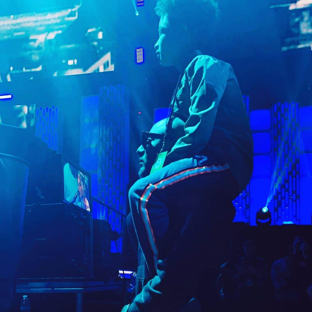 スウィズ・ビーツさんのインスタグラム写真 - (スウィズ・ビーツInstagram)「Watching our love own the @iheartradio festival stage 🤯🥳 #IHeartfestival2019」9月22日 14時44分 - therealswizzz