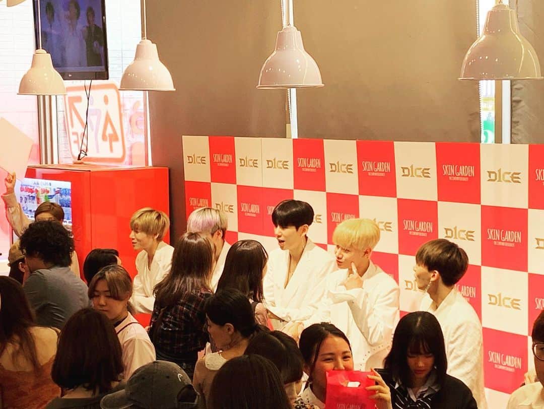 SKINGARDEN［スキンガーデン］さんのインスタグラム写真 - (SKINGARDEN［スキンガーデン］Instagram)「D1CE×SKINGARDEN 無料握手会 ﻿ ﻿ ﻿ ﻿ ﻿ 本日、D1CE×SKINGARDENコラボ企画のサプライズイベント、無料握手会がスキンガーデン新大久保本店にて開催されました。﻿ ﻿ ﻿ 多くのファンの皆様からお越しいただき、大変盛り上がり、﻿楽しい会となりました。👏✌️😄﻿ ﻿ ﻿ ﻿ ﻿ D1CEに間近で会えたファンの皆様はいかがでしたか？ ﻿ メンバーの皆さんイケメンで優しかったですよね😍﻿ ﻿ ﻿ ﻿ これからもスキンガーデンでは、盛りだくさんのイベントを開催していきます！お楽しみに😄﻿ ﻿ ﻿ D1CEの応援も宜しくお願いします！﻿ ﻿ ﻿ ﻿ ﻿﻿ ﻿﻿ ﻿﻿ ﻿ ﻿ #skingarden#g9skin#韓国コスメ#ミルクバブルエッセンスパック#ウユバブルパック#美肌#オルチャンメイク#3ce#エチュードハウス#23yearsold#ペリペラ#モウダ#美肌#新大久保#人気ブランド#牛乳クリーム#ウユクリーム#D1CE#アイドル#イケメン#握手会#韓流スター#コラボ#サプライズ#イベント#モウダ」9月22日 14時52分 - skingarden.jp