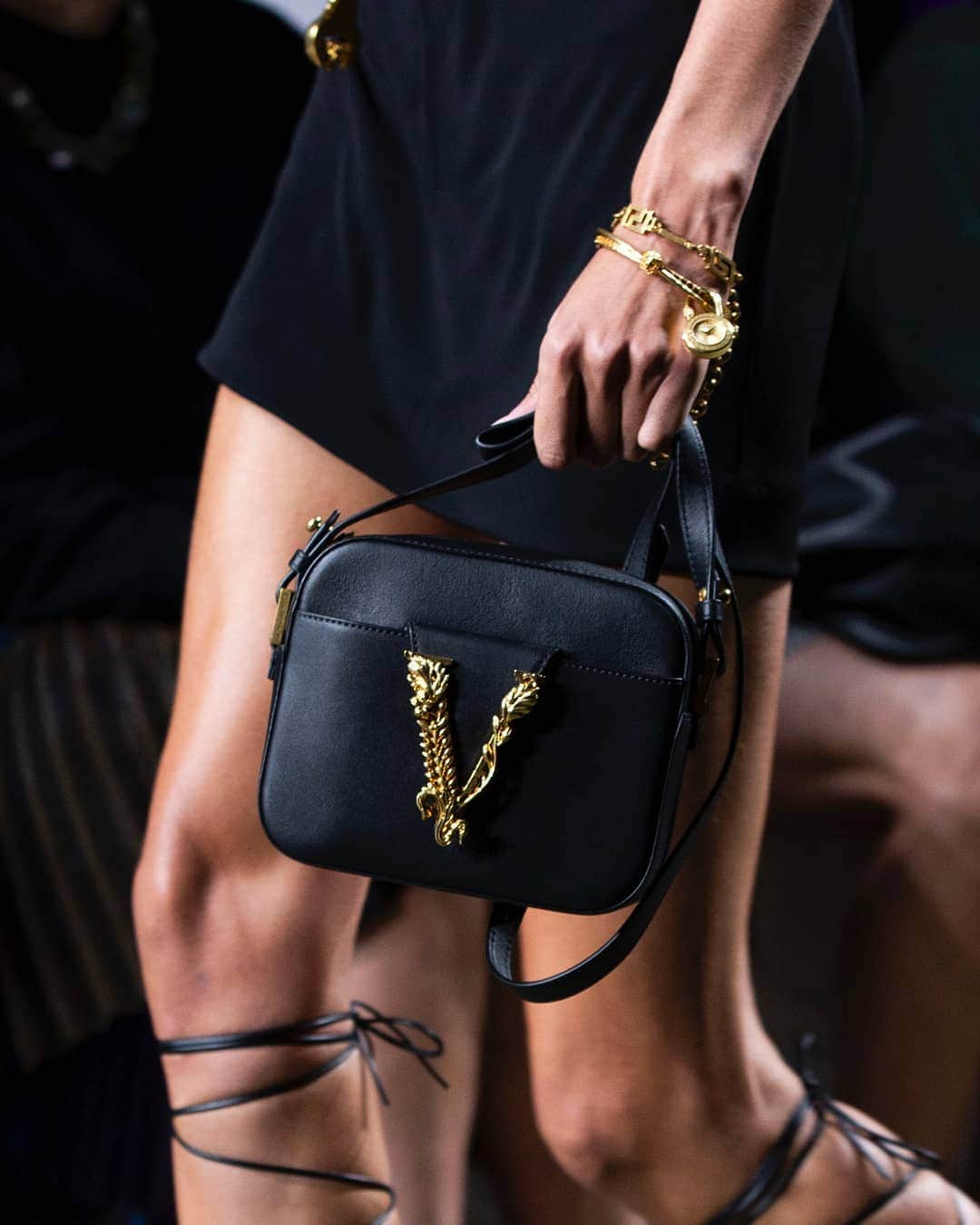 ジャンニヴェルサーチさんのインスタグラム写真 - (ジャンニヴェルサーチInstagram)「Characterized by Barocco V-shaped hardware, the smooth leather #VersaceVirtus is shown as a camera bag on the #VersaceSS20 runway. #MFW」9月22日 6時03分 - versace