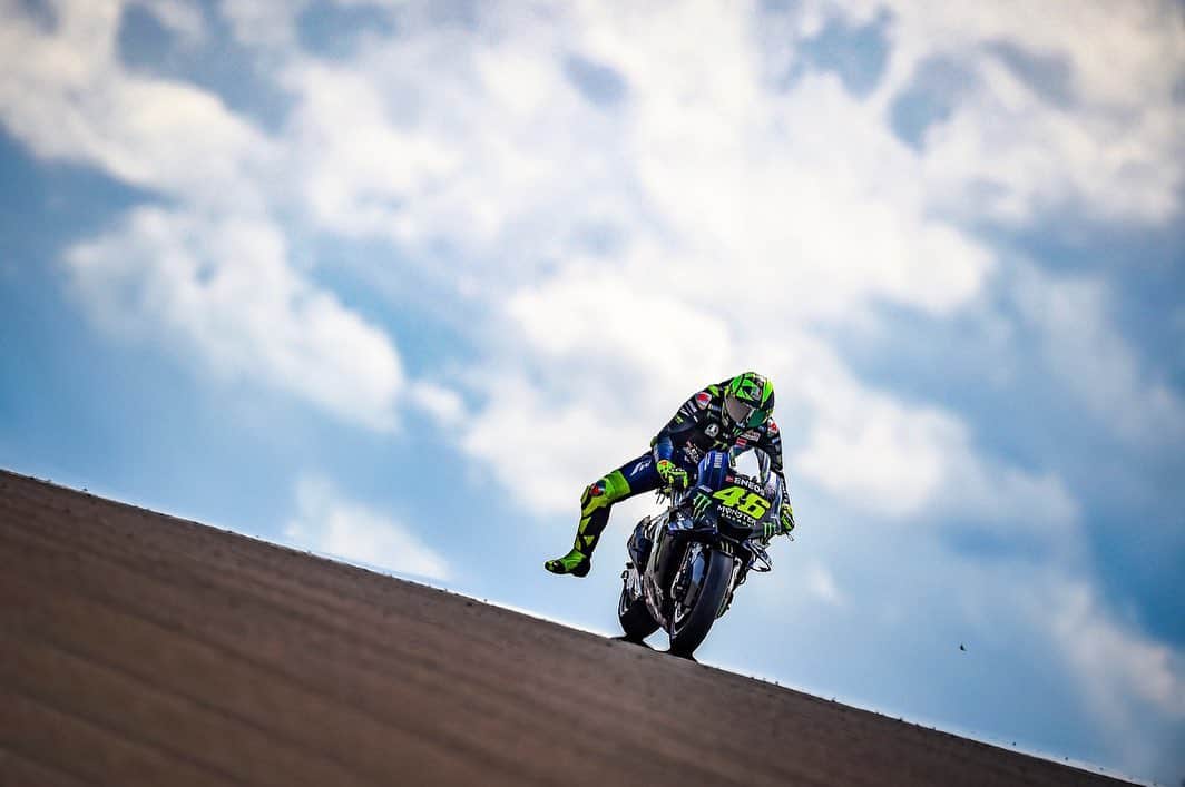 バレンティーノ・ロッシのインスタグラム：「Motorland de Aragon,Spain Saturday,official practice 📸 @falex79 @gigisoldano @jesusrobledo」
