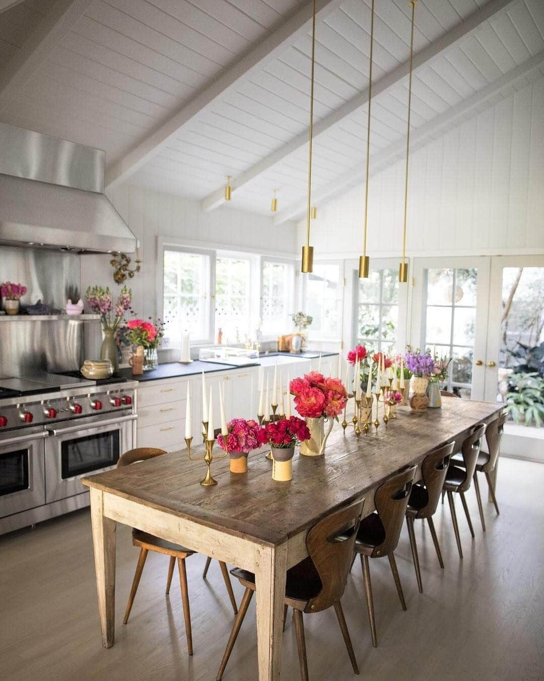 ELLE DECORさんのインスタグラム写真 - (ELLE DECORInstagram)「A vibrant farmhouse feel in @IreneNeuwirth’s eclectic LA kitchen. Link in bio for the full tour, from the ED archive. Photography: @theselby」9月22日 6時30分 - elledecor