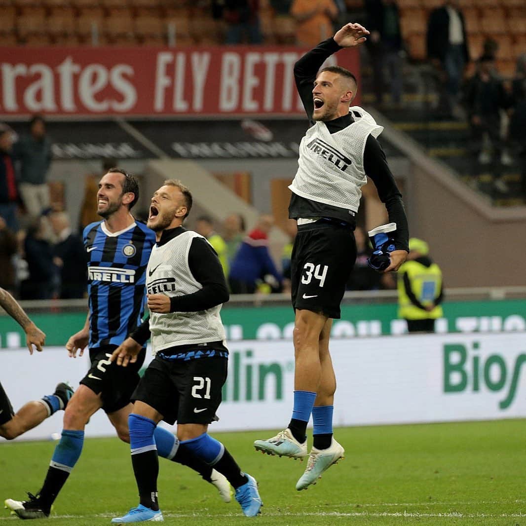 クリスティアーノ・ビラーギのインスタグラム：「IL DERBY È NOSTRO🔵⚫️ @inter #amala #inter #cb34」