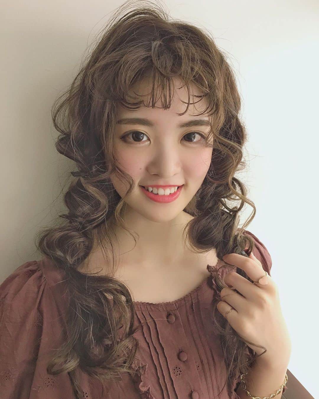 大石亜里紗のインスタグラム：「大人気急上昇中🧸💖！ ミルクティーカラー🍼💗 . 顔色も良く、服はシンプルに ヘアはまろやかな透け感🐄🌿 . . 柔らかいハイトーンカラー お任せください🦔🌿✨ DM・☎︎からのご予約がおススメ🌻 . –––––––––––––––––––––––––––– . . #crea_arisa 大人気のおススメカラー🌿 #ミルクたっぷりカラー🥛 . 色素薄い外国人のような 赤味のないカラーなら お任せください👩🏼💐 . . #ミルクティーベージュ #ミルクティーカラー #ミルクティーアッシュ #ミルクティー色 #ミルクティーグレージュ #ミルキーベージュ  #クリーミーベージュ」