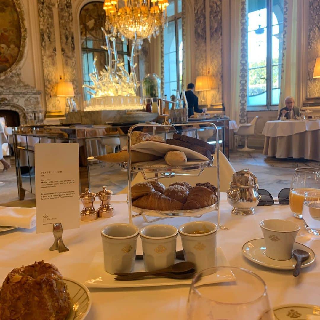 和央ようかさんのインスタグラム写真 - (和央ようかInstagram)「Last breakfast in Paris 🥐🇫🇷❤️💕Beautiful and Classic 😍  パリ最終日の朝食はラグジュアリーに🥐 本当に美しくクラシックで リアルにベルサイユのばら🌹の世界に🌹🌹🌹😘 #takakoworldstylin🌎 #lifestyle #france🇫🇷 #paris #lemeurice yokawao #ホテルムーリス #和央ようか#フランス #パリ #ベルサイユのばら」9月22日 7時29分 - yokawao0215