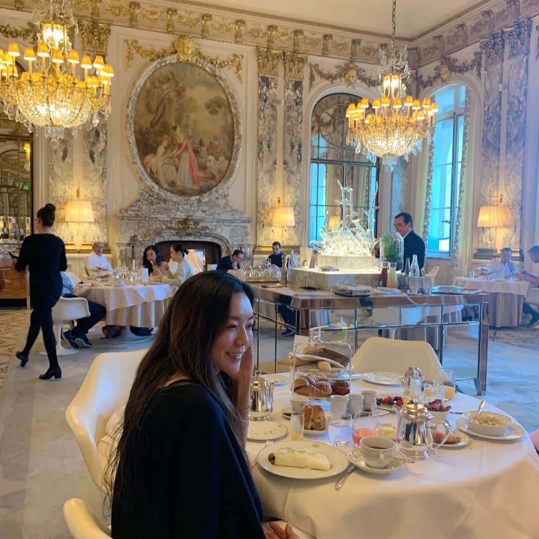 和央ようかさんのインスタグラム写真 - (和央ようかInstagram)「Last breakfast in Paris 🥐🇫🇷❤️💕Beautiful and Classic 😍  パリ最終日の朝食はラグジュアリーに🥐 本当に美しくクラシックで リアルにベルサイユのばら🌹の世界に🌹🌹🌹😘 #takakoworldstylin🌎 #lifestyle #france🇫🇷 #paris #lemeurice yokawao #ホテルムーリス #和央ようか#フランス #パリ #ベルサイユのばら」9月22日 7時29分 - yokawao0215