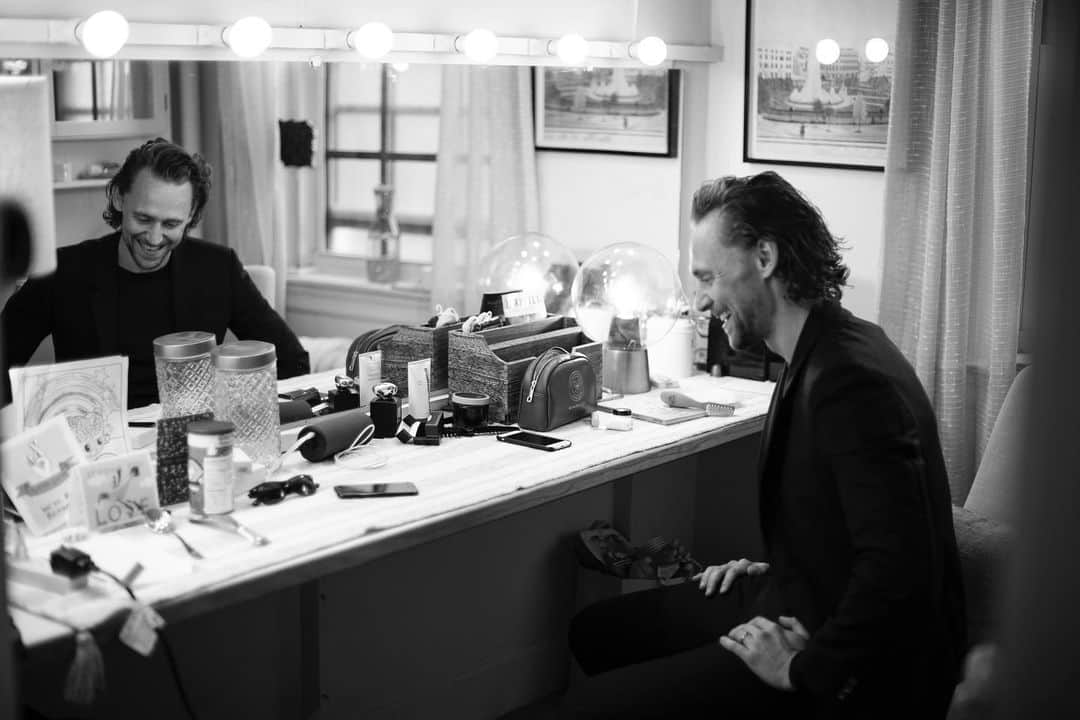 トム・ヒドルストンのインスタグラム：「Saturday night on Broadway. #BetrayalBroadway 📷: @jennyandersonphoto」