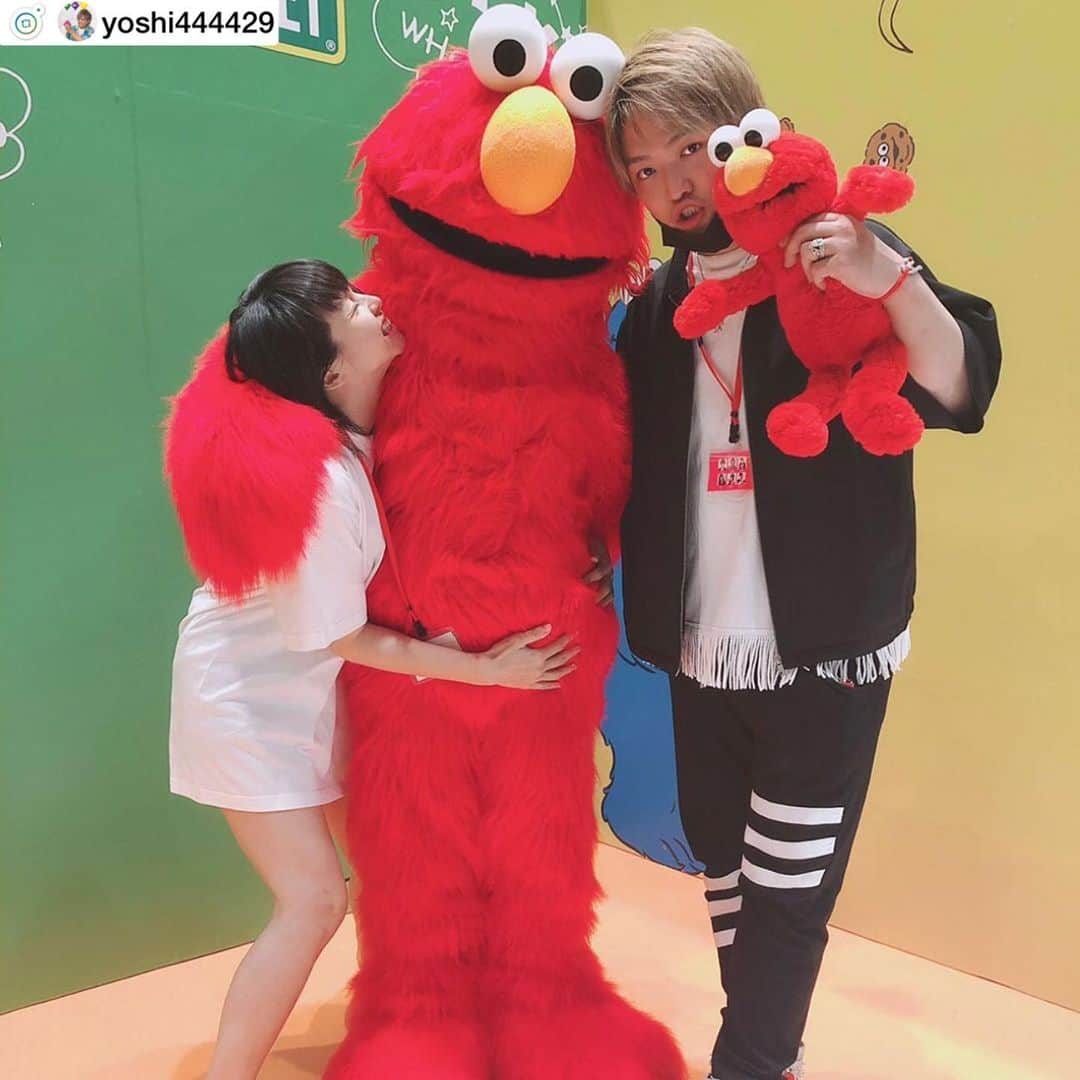 のインスタグラム：「. . 毎回、色んな人と一緒に参加してる展示会ですが 今回は、YOSHIくんと！ ちょうど、仕事のやりとりしてたから（笑） とは言っても、1時間で解散したけど… . ↓ . #repost by @yoshi444429 . . miso様と展示会に行ってきたよーーん❤ エルモくんもいたょ❤ . 9/29、misonoと一緒に北海道 札幌のZepp Sapporoのステージに立つよー❤ . 小さい頃に見に行ったステージに自分が立つ日が来るのが嬉しくて今からテンション上がってます❤❤ . . LIVEPRO FES TIVAL2019‼️ . 9月27日〜30日開催！ . 北海道のアイドルフェス！ LIVEPRO FESTIVAL2019 . 前夜祭、後夜祭含め 全日程のタイムテーブルが公開されました！ . それにより先行チケットを プレミアムチケット含め追加発売決定！ . （Tシャツは付きません） 詳しくはFES公式ホームページへ！ . #拡散希望 https://okamoto5224.wixsite.com/liveprofes . #マジシャン #YOSHI  #misono #北海道  #zepp #sapporo」