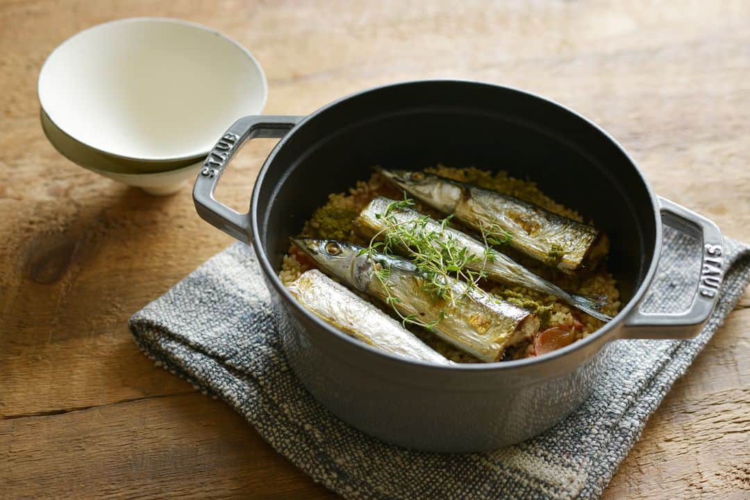 Komerco-コメルコ-さんのインスタグラム写真 - (Komerco-コメルコ-Instagram)「. 食欲の秋到来！鍋で炊くごちそう炊き込みごはん . 秋はおいしい食材がたくさん。旬食材の旨みがお米に染み渡ったごはんはそれだけで立派なごちそうです✨ . 料理が楽しくなる読みもの #コメルコバナシ では、秋鮭やいくらをたっぷり使ったはらこ飯や秋刀魚を洋風アレンジした炊き込みごはんのレシピをご紹介しています。 . できればぜひ、お鍋を使って直火で炊いてみて。ふっくらとした仕上がりや香ばしいおこげ。鍋で炊く醍醐味も楽しんでみてくださいね。 ． ------------------------------- ▷コメルコバナシは、Komercoアプリのホーム画面でご紹介している読みもの。クリエイターや作品の魅力を紹介し、モノからはじまる料理の楽しさと可能性を提案しています。 . ▷iOS版Appダウンロードはプロフィールリンクから📲 @komerco_official ------------------------------- . #komerco #コメルコ #cookpad #クックパッド #komercoごはん #料理をもっと楽しく #いつものいただきますを楽しく #おうちごはん #おうちごはんlover #instafood #food-pic #cookinglove #手しごと #komercoフード #komercoクラフト #はらこ飯 #郷土料理 #炊き込みご飯 #秋鮭 #土鍋ごはん #三重 #かもしか道具店 #ごはんの鍋 #ごはん鍋 #土鍋 #秋刀魚 #サンマ #秋の味覚」9月22日 8時00分 - komerco_official
