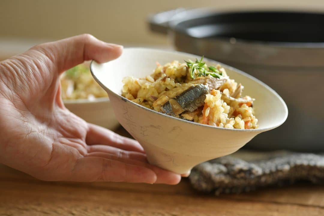 Komerco-コメルコ-さんのインスタグラム写真 - (Komerco-コメルコ-Instagram)「. 食欲の秋到来！鍋で炊くごちそう炊き込みごはん . 秋はおいしい食材がたくさん。旬食材の旨みがお米に染み渡ったごはんはそれだけで立派なごちそうです✨ . 料理が楽しくなる読みもの #コメルコバナシ では、秋鮭やいくらをたっぷり使ったはらこ飯や秋刀魚を洋風アレンジした炊き込みごはんのレシピをご紹介しています。 . できればぜひ、お鍋を使って直火で炊いてみて。ふっくらとした仕上がりや香ばしいおこげ。鍋で炊く醍醐味も楽しんでみてくださいね。 ． ------------------------------- ▷コメルコバナシは、Komercoアプリのホーム画面でご紹介している読みもの。クリエイターや作品の魅力を紹介し、モノからはじまる料理の楽しさと可能性を提案しています。 . ▷iOS版Appダウンロードはプロフィールリンクから📲 @komerco_official ------------------------------- . #komerco #コメルコ #cookpad #クックパッド #komercoごはん #料理をもっと楽しく #いつものいただきますを楽しく #おうちごはん #おうちごはんlover #instafood #food-pic #cookinglove #手しごと #komercoフード #komercoクラフト #はらこ飯 #郷土料理 #炊き込みご飯 #秋鮭 #土鍋ごはん #三重 #かもしか道具店 #ごはんの鍋 #ごはん鍋 #土鍋 #秋刀魚 #サンマ #秋の味覚」9月22日 8時00分 - komerco_official