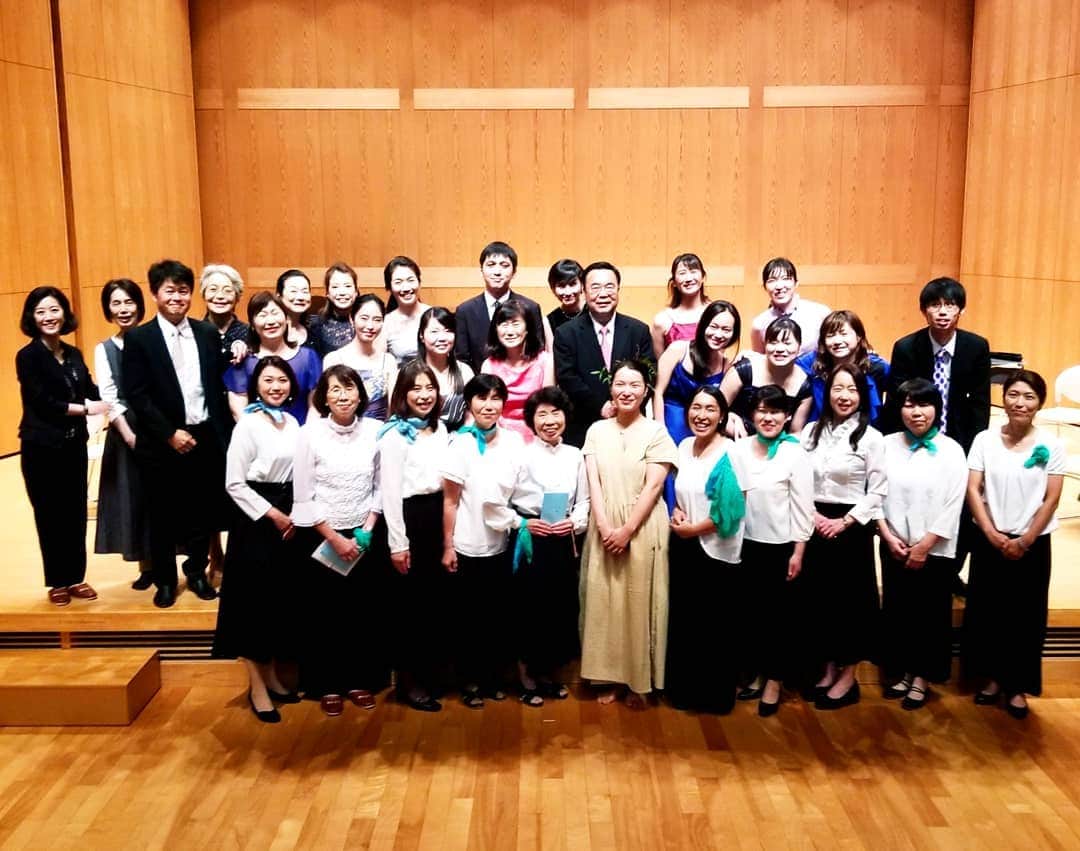 のインスタグラム：「. 2019.9.21【 東峰村復興祈念✨】 北九州 響ホール室内合奏団コンサート♬︎ 盛況のうちに、終演いたしました！ ご来場、関係者の皆様、有難うございました。 . 東峰村、私を応援してくださる福岡の知人より メンバーの方を紹介していただき、 東峰村役場総務課主催にて開催となりました。 . 東京藝術大学学長 澤 和樹さん、 響ホール室内合奏団の皆様と 東峰ゴスペルクワイアの応援歌コラボ✨ . シンガーソングライターSaaraさんの オリジナル曲“ タユタウタ ”のコラボ。  みんな、夢の様なひと時を過ごしました💕 . モーツァルトのアイネクライネナハトムジーク、 ヴィヴァルディの四季より｢秋｣3楽章、 「となりのトトロ｣、「荒城の月」、 「見上げてごらん夜の星を」など、 弦楽器による生の音色にうっとり…。 静かに聴き入ってしまいました。 . 美しい音楽や歌が 東峰村の大自然や星空に包まれて… 贅沢に心・身体に響き渡ります。 . 響さんは19日より合宿練習を 東峰村『 ポーン太の森キャンプ場コテージ』 にて開催。 15年前のイギリス公演の際、 イギリス湖水地方で合宿練習をしたことがあり、 その山や湖を思い出し… 自然豊かな東峰村での合宿場所に。 また復興祈念としてコンサートも開催。 この村を選んでいただき光栄に思います✨ . またぜひ東峰村にお越しいただきたいです。 素晴らしいコンサート開催、 心温まる演奏をありがとうございました！ . ー響ホール室内合奏団・ご案内ー 12月13日(金)  19時開演  北九州市立響ホール 『 聖なる夕べ  弦楽合奏の響き』 開催です。 詳しくは、ホームページをご覧ください。 https://www.hibikistrings.jp/ . .」