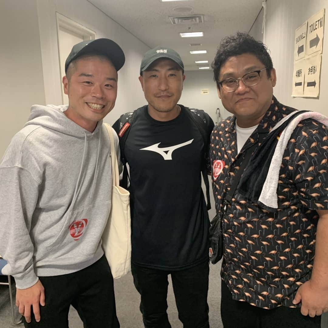 山名文和さんのインスタグラム写真 - (山名文和Instagram)「ET-KINGさん主催のLOKO OSAKA 行って来ましてん。 すーっごいすごいたのしかった。 強、SHINGO☆西成さんとも会わせてもろた。 あの達磨が家に来ると考えただけで、嬉しい。 ET-KINGさんのスタッフさんも含めて、ずっとずっと変わらん人達。 色んなこと、思い出して、心がちゅんちゅんなったわ。 ※ちゅんちゅん めっちゃ熱いこと  #ET-KING　さん #SHINGO☆西成　さん #強 #ラテ #山名 #めっちゃ熱いこと #ちゅんちゅん #って言うてたん #俺んちだけなんかな #纒 #出囃子」9月22日 8時34分 - fumikazu_yamana