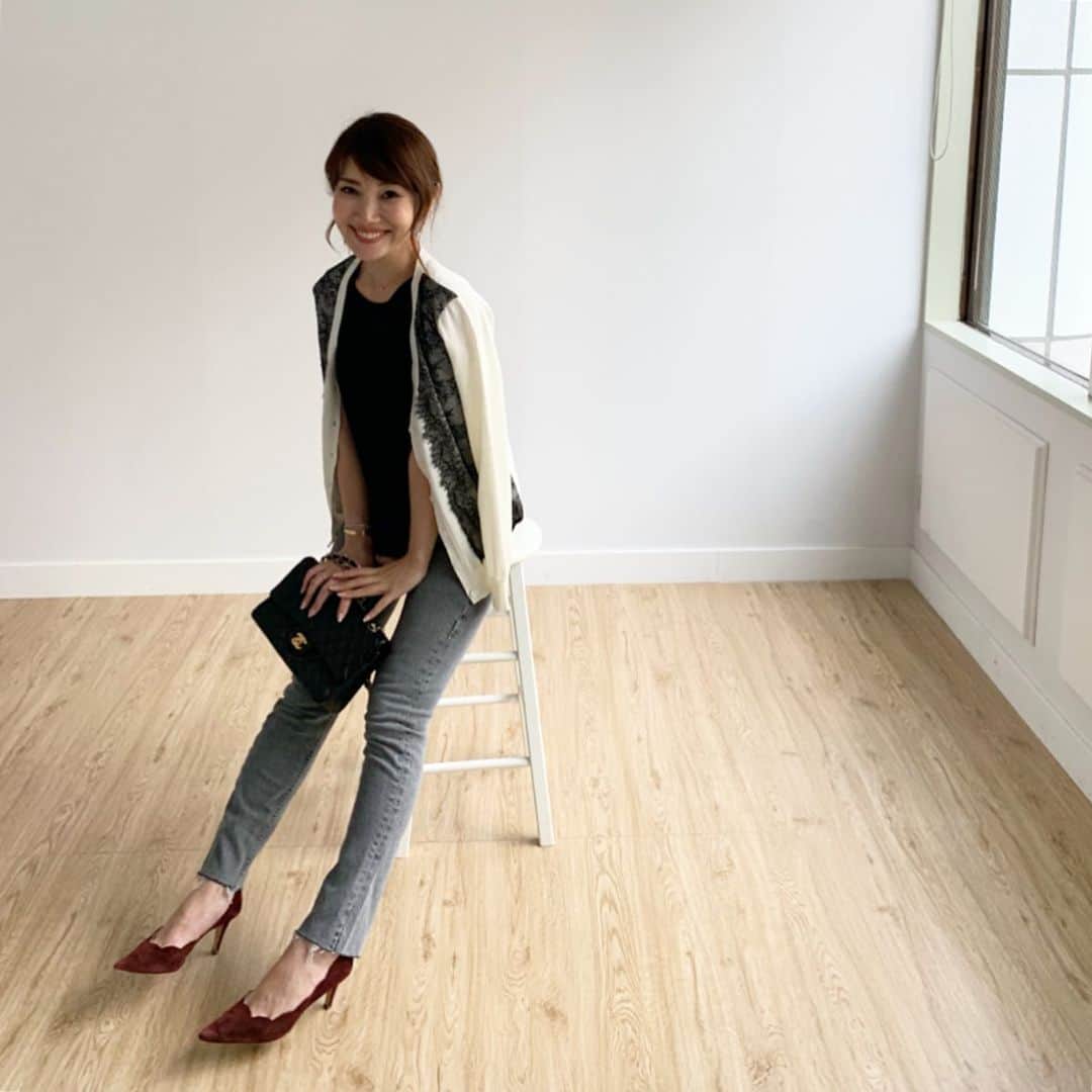 のインスタグラム：「・ ・ 定番のレースカーディガン♡ 今年の新作は少しざっくり目のVネック。 ・ 甘くなりすぎずすごくオススメ✔︎ ・ tops.cardigan→#lialapg  denim→#zara pumps→#nebulonie  bag→#chanel ・ #coordinate #outfit #ootd #look #style #fashion #wardrobe #instagood #instafashion #ママコーデ #ママコーディネート #ママファッション #コーディネート #ファッション #レーストップス #レースカーディガン」