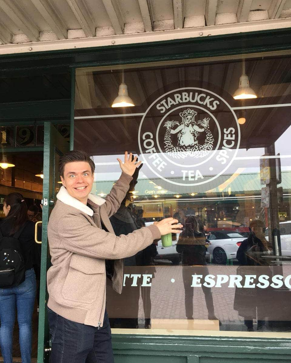 ヤロスラフ・パニオットのインスタグラム：「it is first #starbucks on planet) forgot to post this one earlier #nocoffee #seattle」