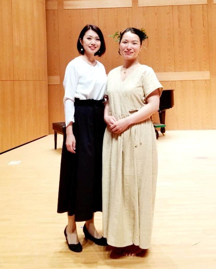 のインスタグラム：「. 昨夜のHIBIKI STRINGS 東峰村復興祈念コンサート🎼✨ . 高校の同級生、 @saaraturuno Saaraの 村の人々に、自然に、守り神たち捧げる オリジナル曲 “ タユタウタ ”コラボ。 美しく…とても素敵でした💕 . 弦楽器とのコラボは夢だったそう。 叶って…よかったね💓 . 地域おこし協力隊として 東峰村に移住、その後結婚。 そして2人の子育てをしながら シンガーソングライターとしても活躍。 . ライフスタイルは大きく変化しても 高校時代と変わらずにパワフルで エネルギッシュなさあらです✨ . .」