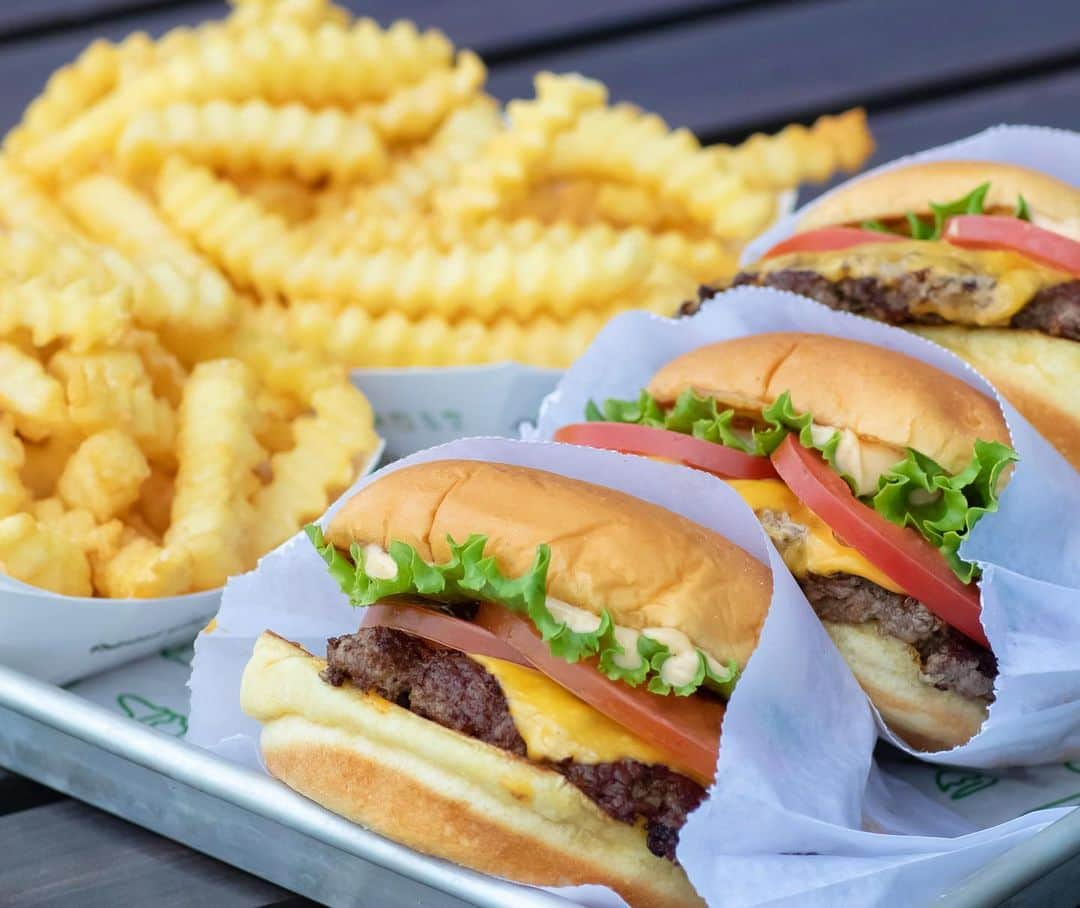 SHAKE SHACKさんのインスタグラム写真 - (SHAKE SHACKInstagram)「Back to basics. 👌 #shakeshack」9月22日 8時41分 - shakeshack