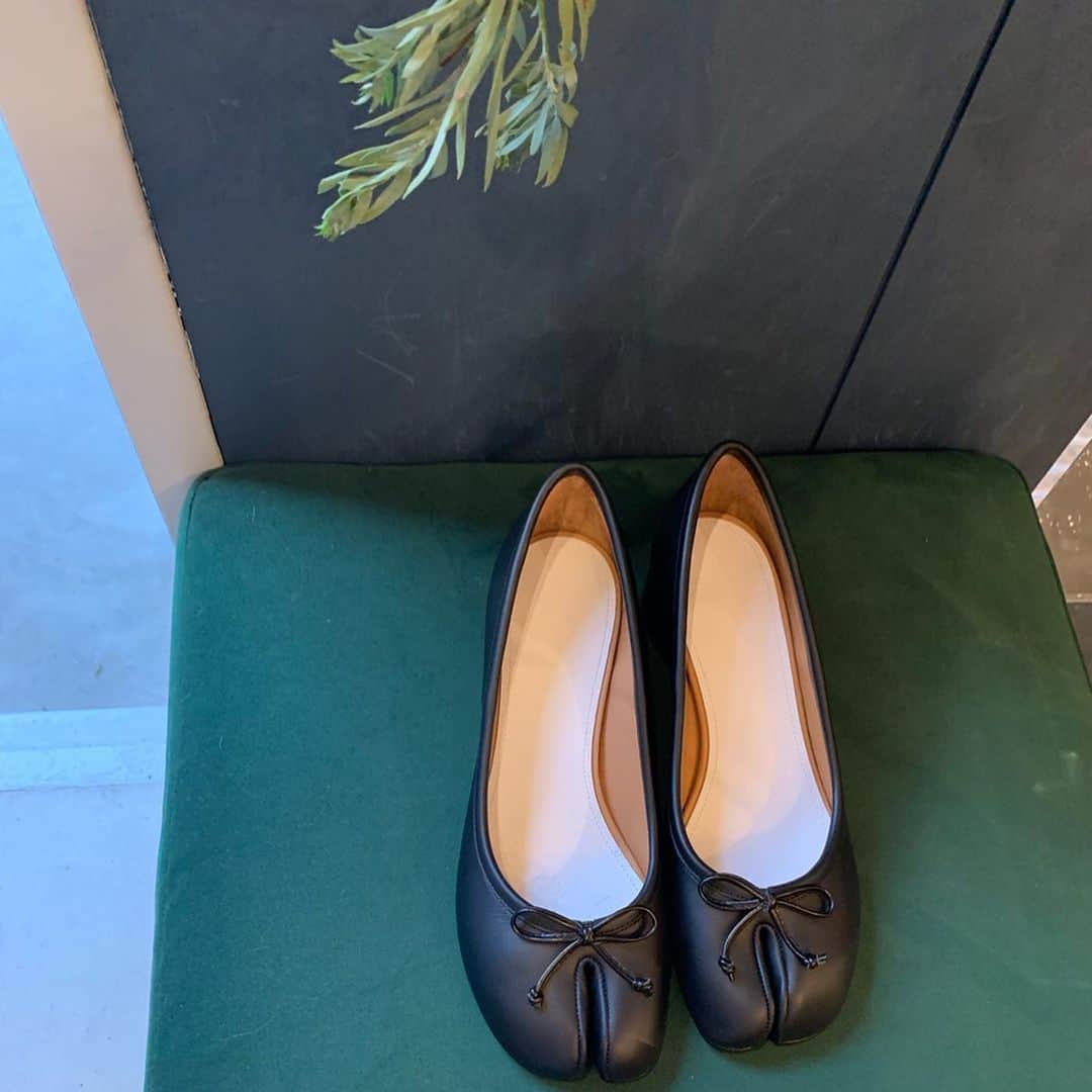 AYUMIさんのインスタグラム写真 - (AYUMIInstagram)「代々木上原にあるセレクトショップ @palejute  1周年おめでとうございます㊗️ こんなお洋服を素敵に着れたらいいなぁと 思うセレクトがズラリ〜✨ 何か一つ自分にプレゼントをの気持ちで @maisonmargiela の靴を抱きしめて帰ってきました😊 . . #palejute  #素敵な #セレクトショップ」9月22日 8時52分 - ayumiayunco