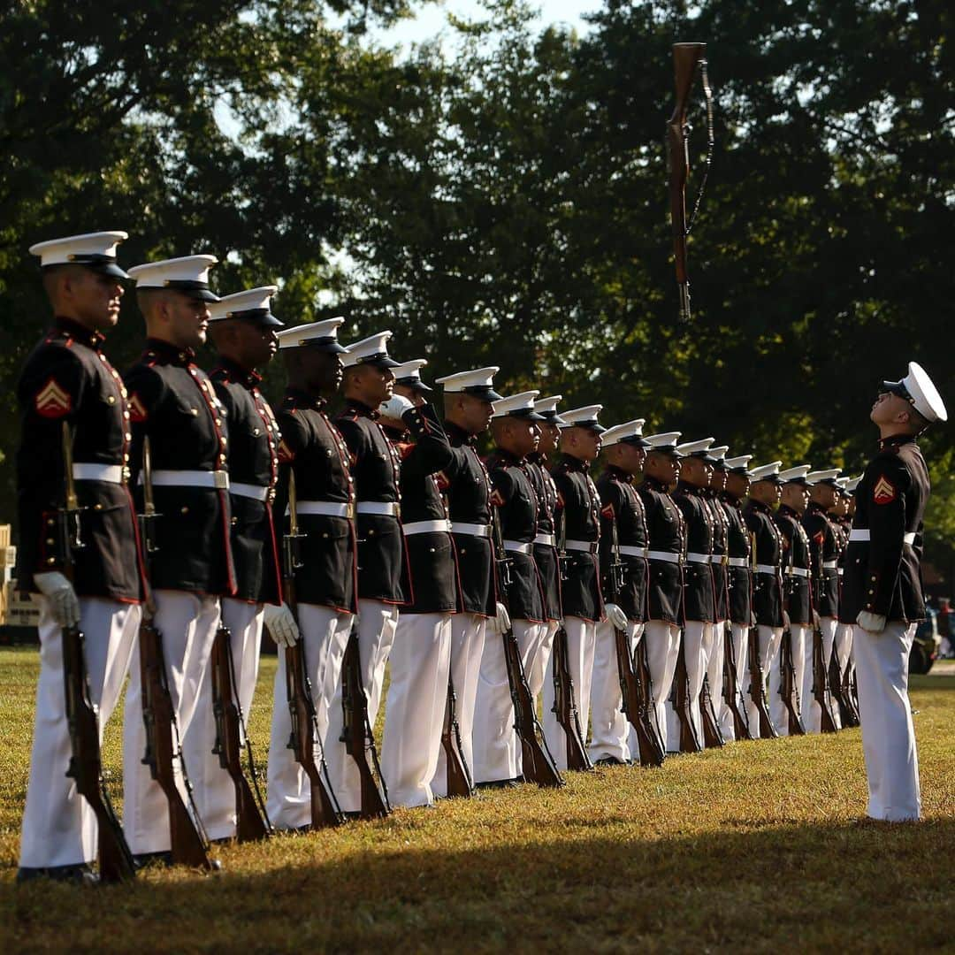 アメリカ海兵隊さんのインスタグラム写真 - (アメリカ海兵隊Instagram)「Stop Motion  Marines with the @silentdrillplatoon conduct their “rifle inspection” sequence during the 37th annual Enlisted Awards Parade at @mcbquantico. (U.S. Marine Corps photo by Lance Cpl. Allen Sanders)  #DrillTeam #Motivation #USMC #Military #Marines」9月22日 8時57分 - marines