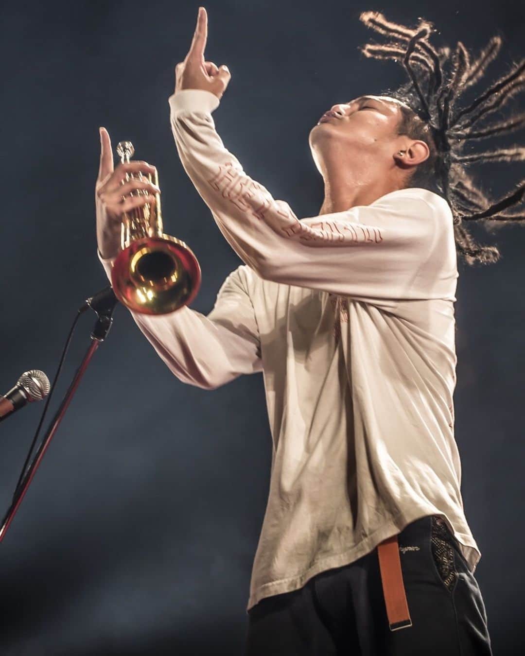 のインスタグラム：「山人音楽祭2019 . 呼んでくれたG-FREAK FACTORYありがとう！ 何度観てもあいつらのライブには惹き込まれるし、感動する。 昨日も最高でした。 . 彼らとの付き合いも20年くらいになってきた。 その20年の間に何度もパワーをもらって引き上げてもらって、オレの今日があると思ってマス！ . まだまだ続けていこう繋げていこうな世代 . どうか今日のDay2も素晴らしい1日になりますように！ また出たいよ！ . 写真は山人音楽祭オフィシャルカメラマン  @hayachinphoto ※自分のミスで再UPさせてもらいました！ ハヤチンごめんよ！」