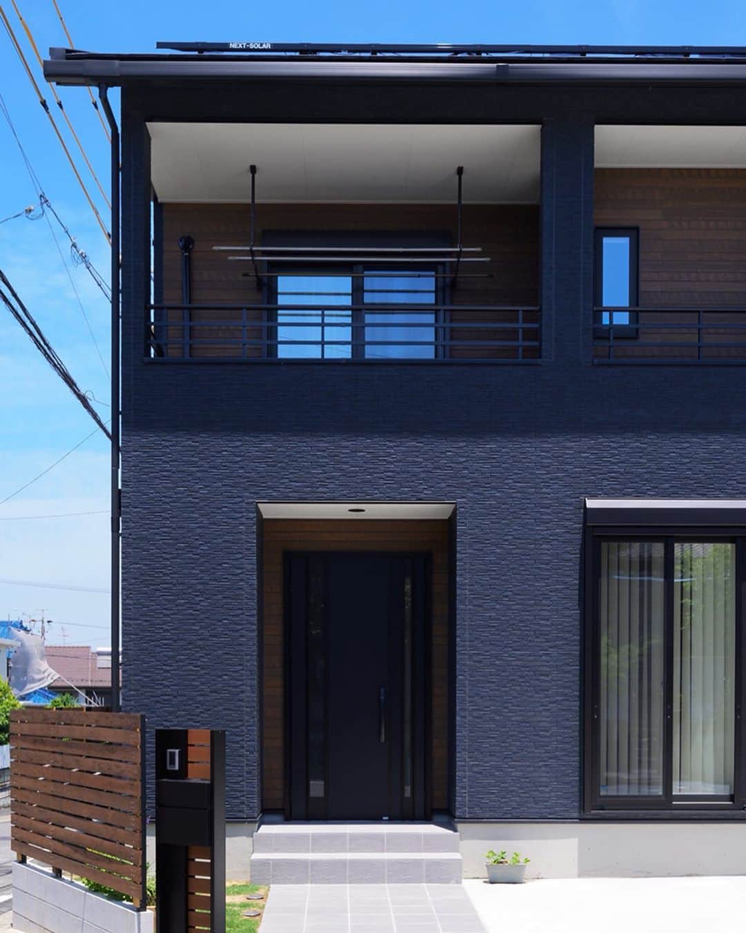 タマホーム株式会社さんのインスタグラム写真 タマホーム株式会社instagram 施工事例 お客さまのおうち マイホームの顔とも言える玄関は シンプルデザインのドア 木彫の外壁でオシャレにコーディネート 大切な家族とすごす 大切な家 21周年フェア全国