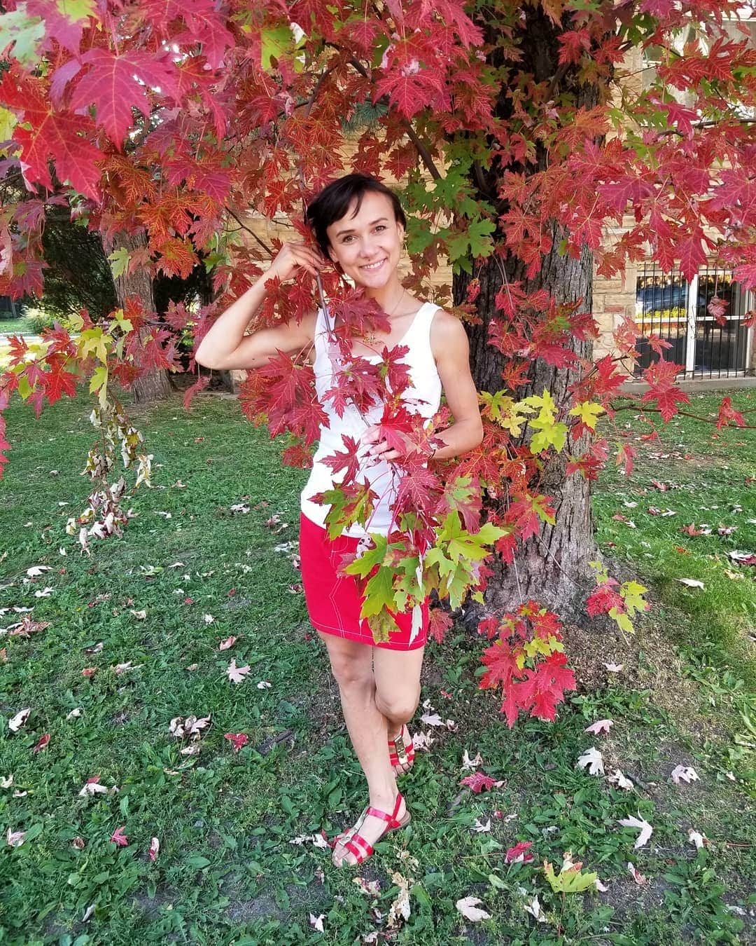 リュボーフィ・イリュシェチキナのインスタグラム：「Today it is 2 year anniversary of me being Canadian! I could not be happier to wear the maple leaf 🍁 and be one of those warm hearted, friendly, smily people that canadians are. 🇨🇦 #proudtobecanadian #canadian #canada #montreal #mapleleaf #canadiangirls #autumn #happy #anniversary #smile #friends」