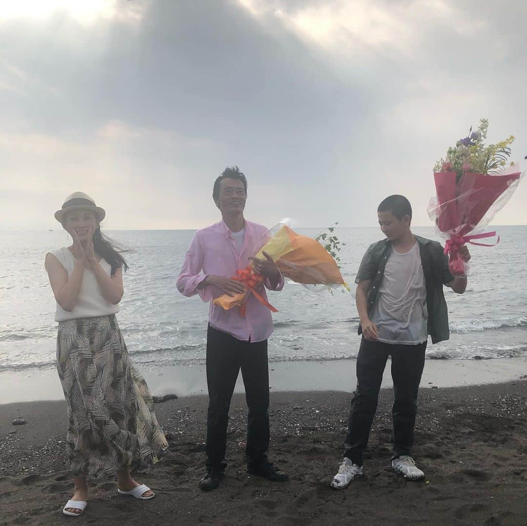 田中美里さんのインスタグラム写真 - (田中美里Instagram)「遠藤憲一さんのオールアップ。 満との海のシーン。 ずぶ濡れのシーンが最後って、、（笑） 本当に最後までお疲れ様でした！ 大登くんの初めてのお芝居。 初めてでこの難解な役。 ほんとうにお疲れ様でした！  #それぞれの断崖  #オールアップ #よーく見ると #空がすごい #遠藤憲一 #清水大登  #皆さんありがとうございました」9月22日 9時02分 - misatotanaka77