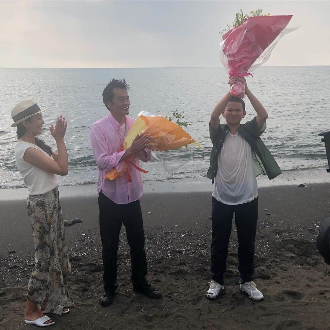 田中美里さんのインスタグラム写真 - (田中美里Instagram)「遠藤憲一さんのオールアップ。 満との海のシーン。 ずぶ濡れのシーンが最後って、、（笑） 本当に最後までお疲れ様でした！ 大登くんの初めてのお芝居。 初めてでこの難解な役。 ほんとうにお疲れ様でした！  #それぞれの断崖  #オールアップ #よーく見ると #空がすごい #遠藤憲一 #清水大登  #皆さんありがとうございました」9月22日 9時02分 - misatotanaka77